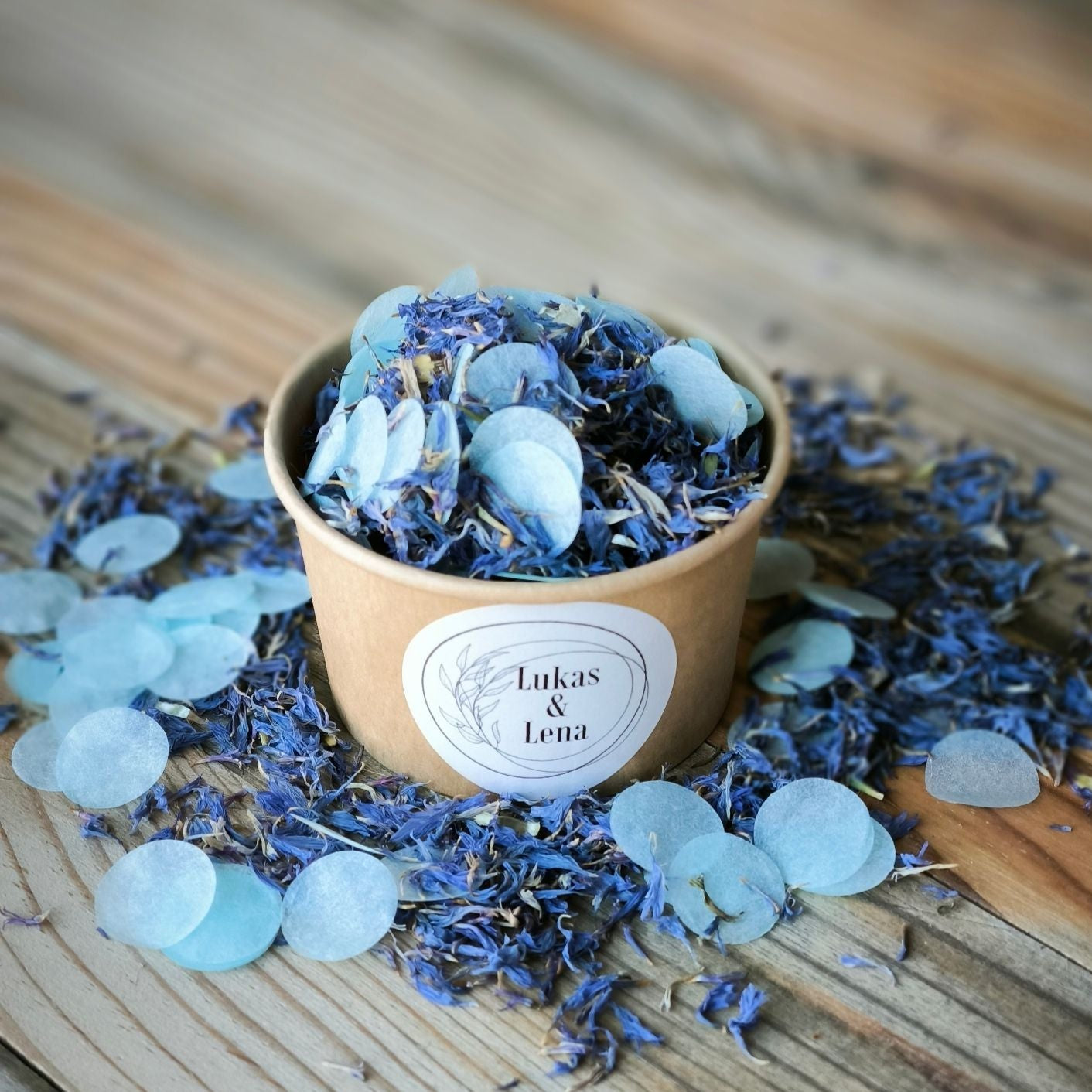 Blütenkonfetti Iced Blue mit blauen Seidenpapierpunkten in braunen Bechern mit Layout 1