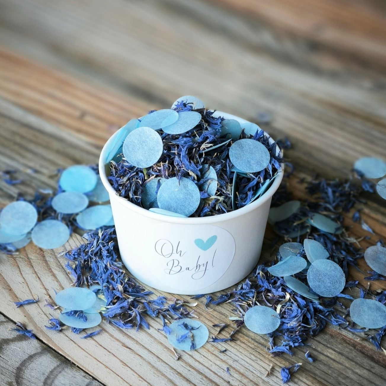 Blütenkonfetti Iced Blue mit hellblauen Seidenpapierkonfetti in weißen Bechern mit Layout 8
