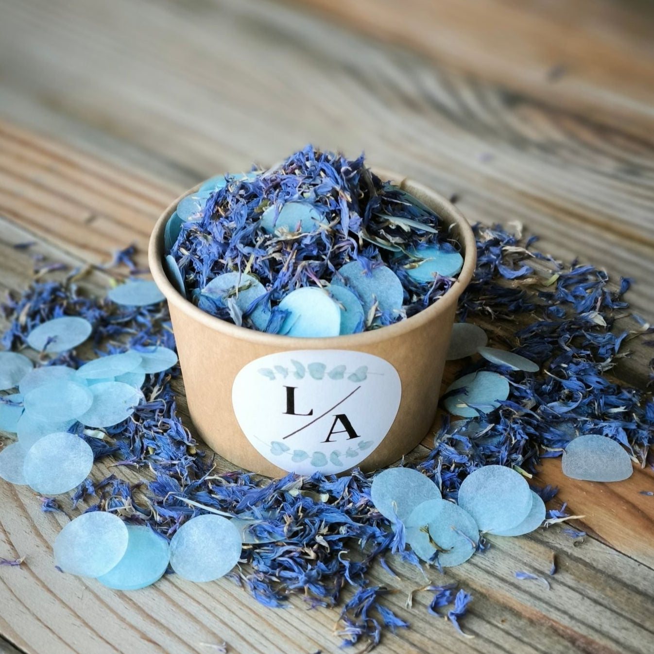 Blütenkonfetti Iced Blue mit Seidenpapierkonfetti in braunen Bechern mit Layout 3