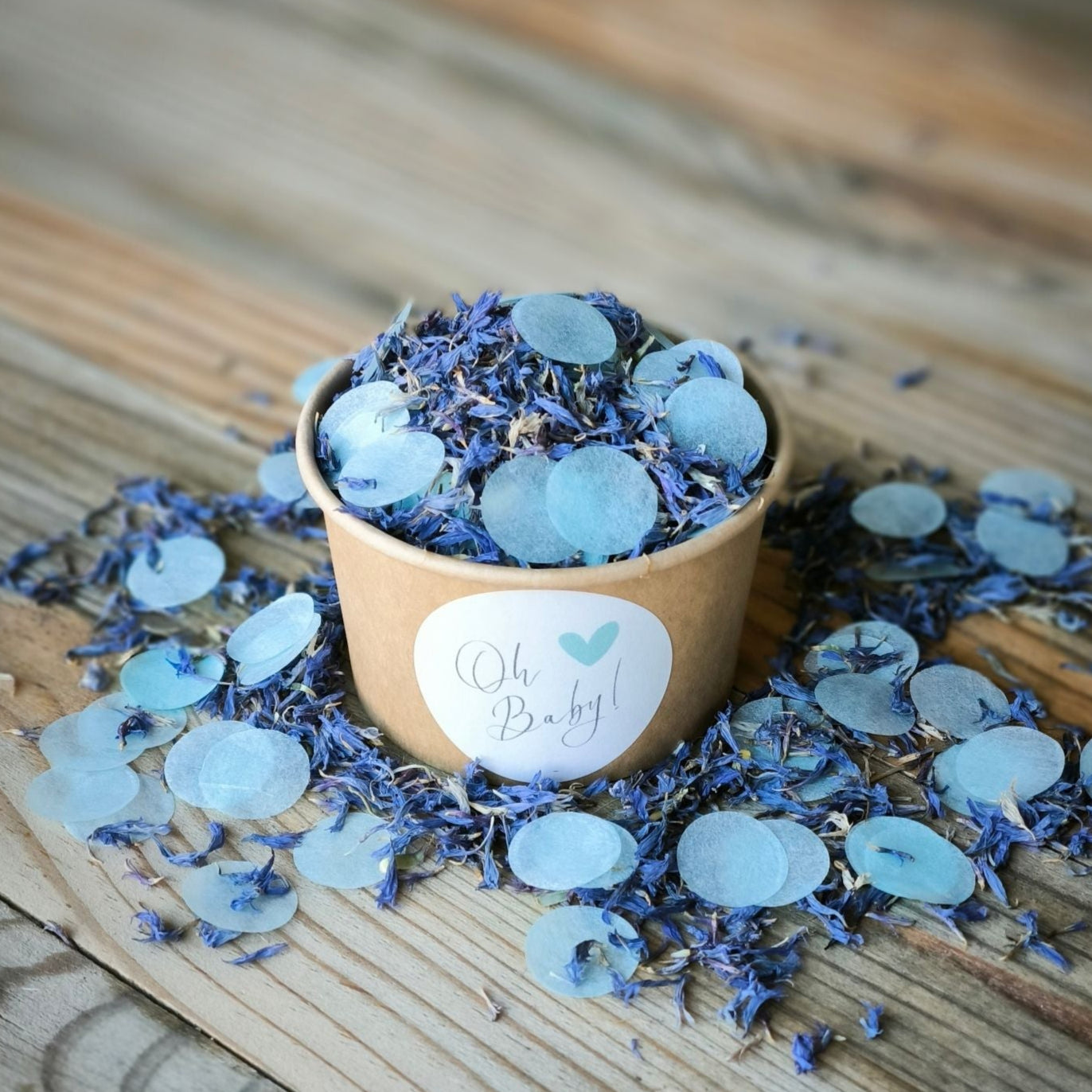 Blütenkonfetti Iced Blue mit Seidenpapierkonfetti in braunen Bechern mit Layout 8