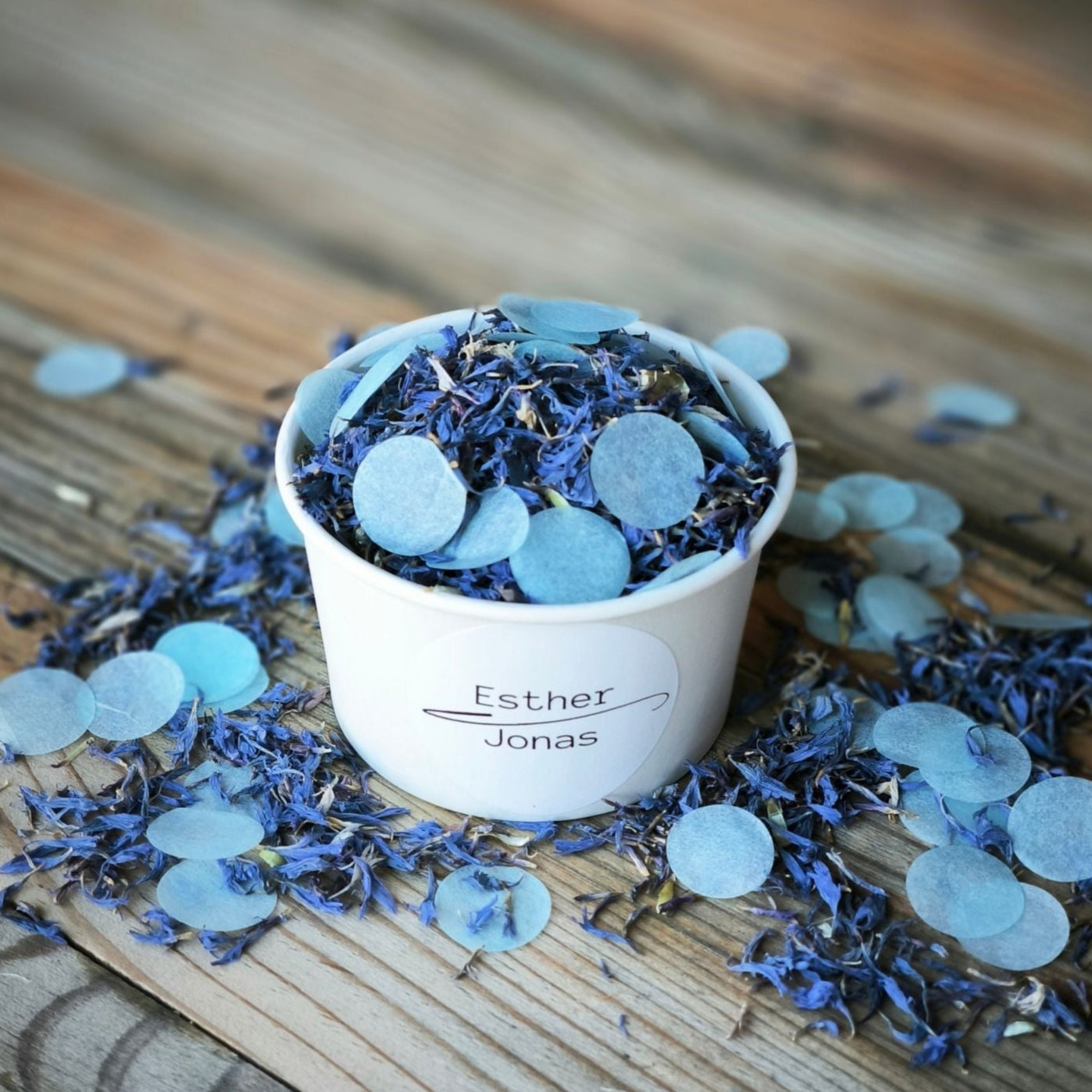 Blütenkonfetti Iced Blue mit hellblauen Seidenpapierpunkten in weißen Bechern mit Layout 6