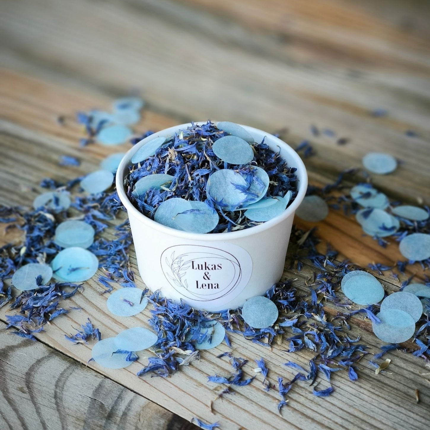 Blütenkonfetti Iced Blue mit hellblauen Seidenpapierkonfetti in weißen Bechern mit Layout 1