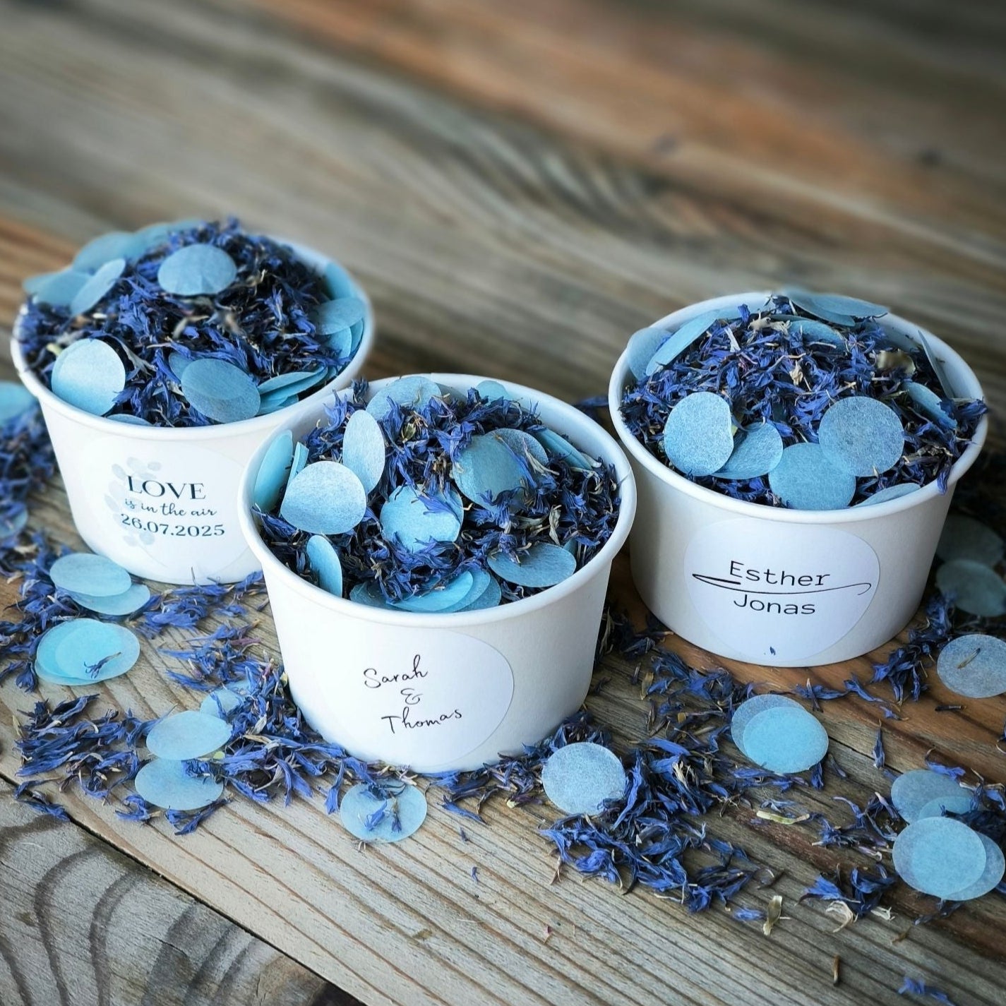 Blütenkonfetti Iced Blue mit hellblauen Seidenpapierkonfetti in weißen Bechern