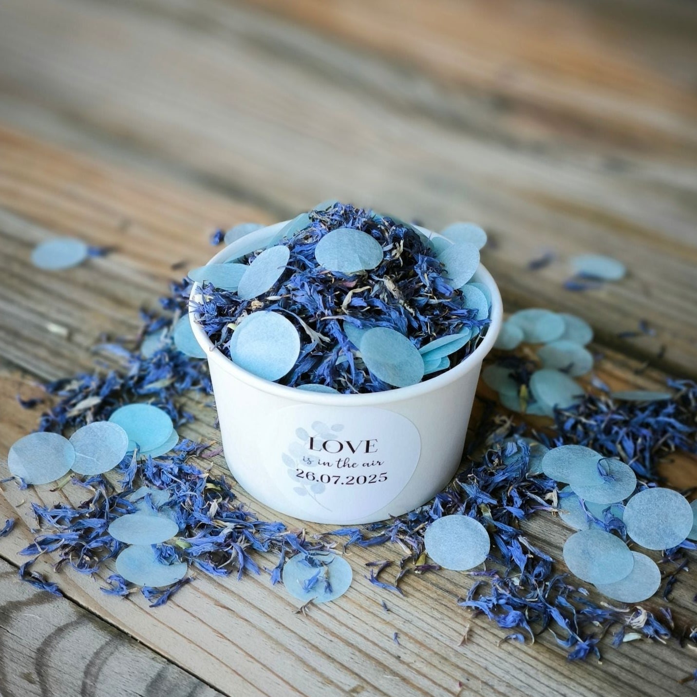 Blütenkonfetti Iced Blue mit hellblauen Seidenpapierkonfetti in weißen Bechern mit Layout 2