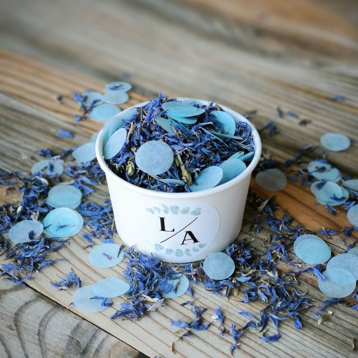 Blütenkonfetti Iced Blue mit hellblauen Seidenpapierkonfetti in weißen Bechern mit Layout 3