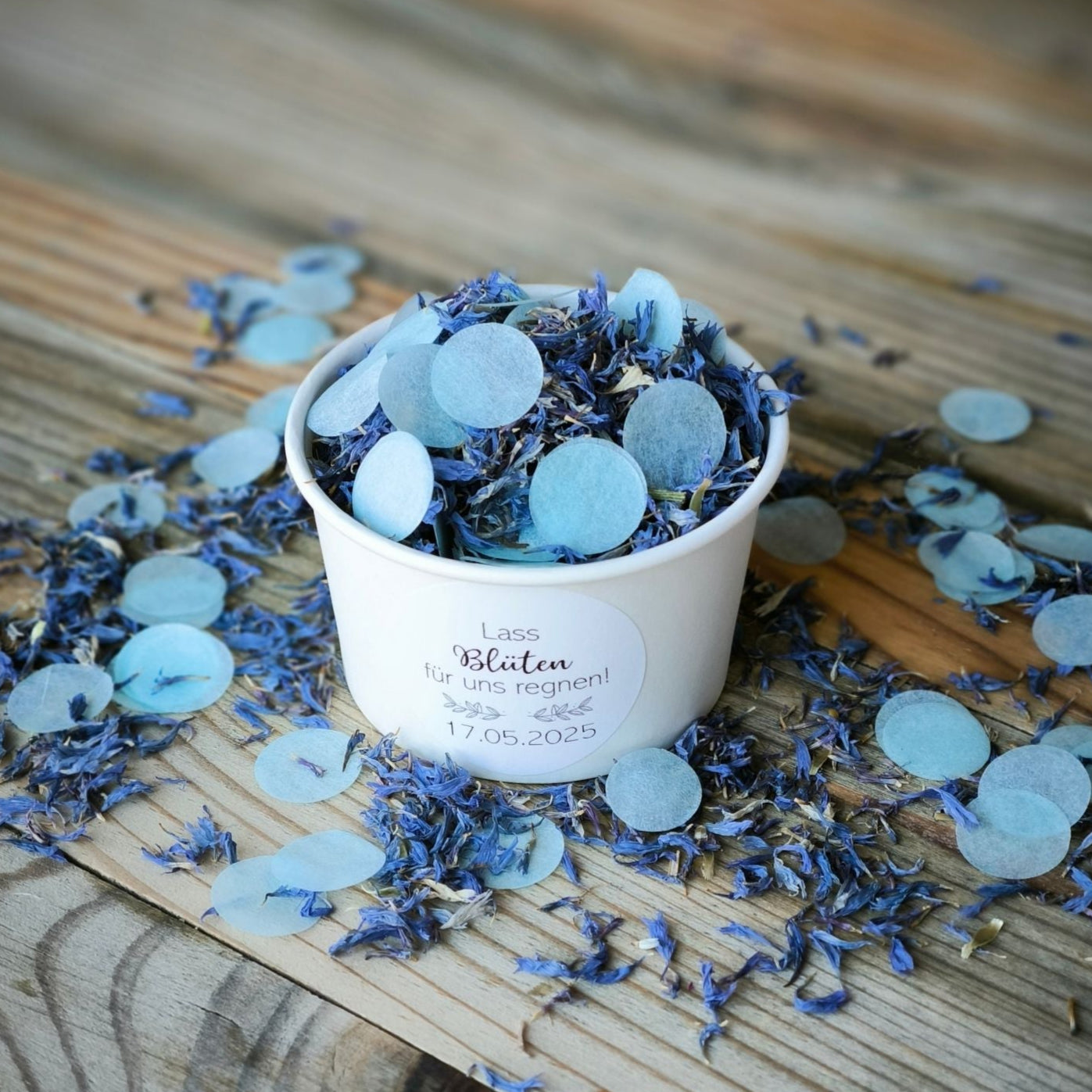 Blütenkonfetti Iced Blue mit hellblauen Seidenpapierpunkten in weißen Bechern mit Layout 4