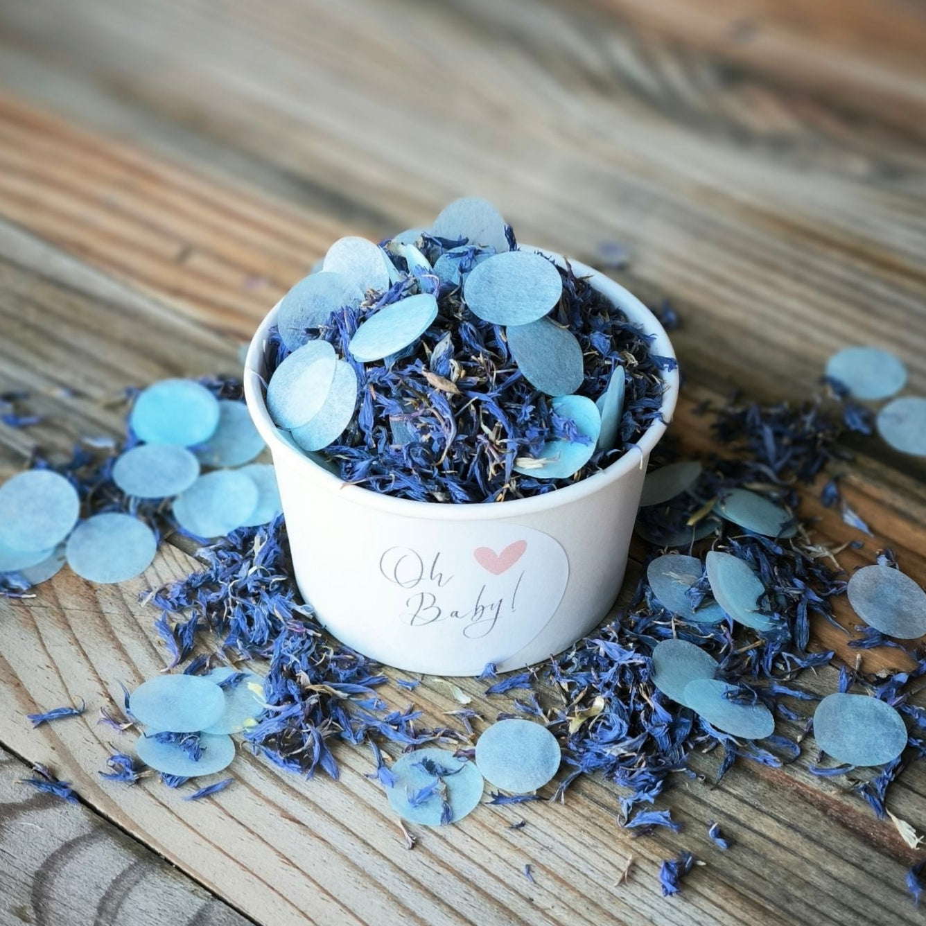 Blütenkonfetti Iced Blue mit Seidenpapierkonfetti in weißen Bechern mit Layout 7