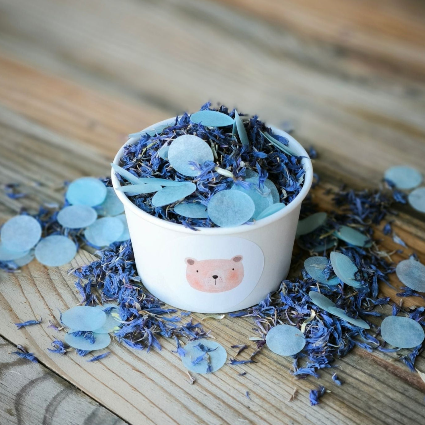 Blütenkonfetti Iced Blue mit hellblauen Seidenpapierkonfetti in weißen Bechern mit Layout 9