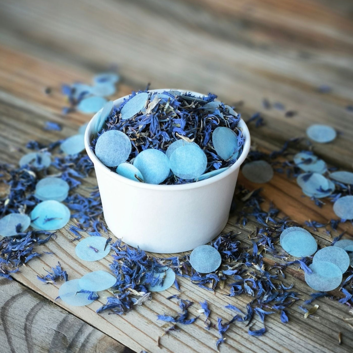 Blütenkonfetti Iced Blue mit hellblauen Seidenpapierkonfetti in weißen Bechern kein Sticker
