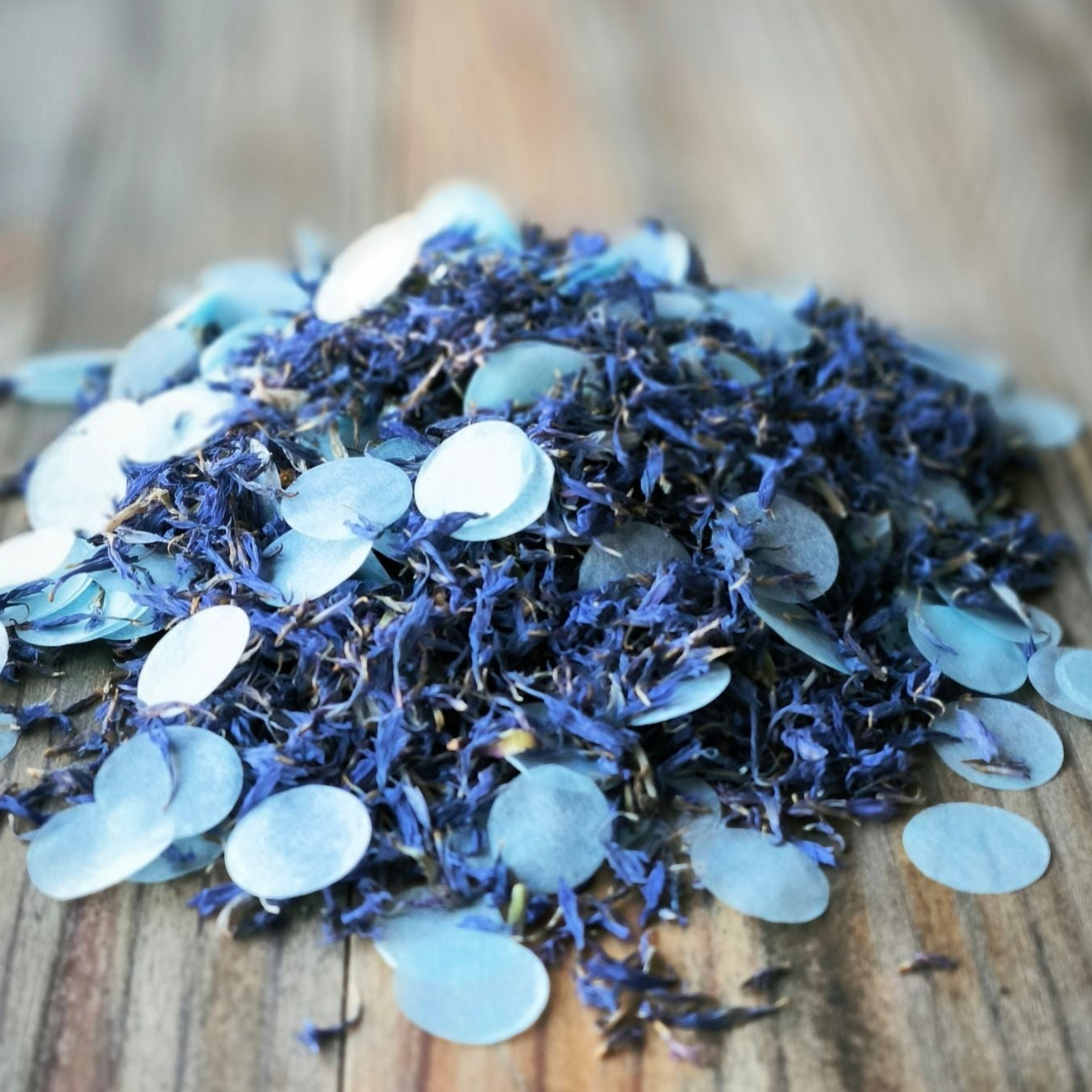 Blütenkonfetti Iced Blue mit hellblauen Seidenpapierpunkten