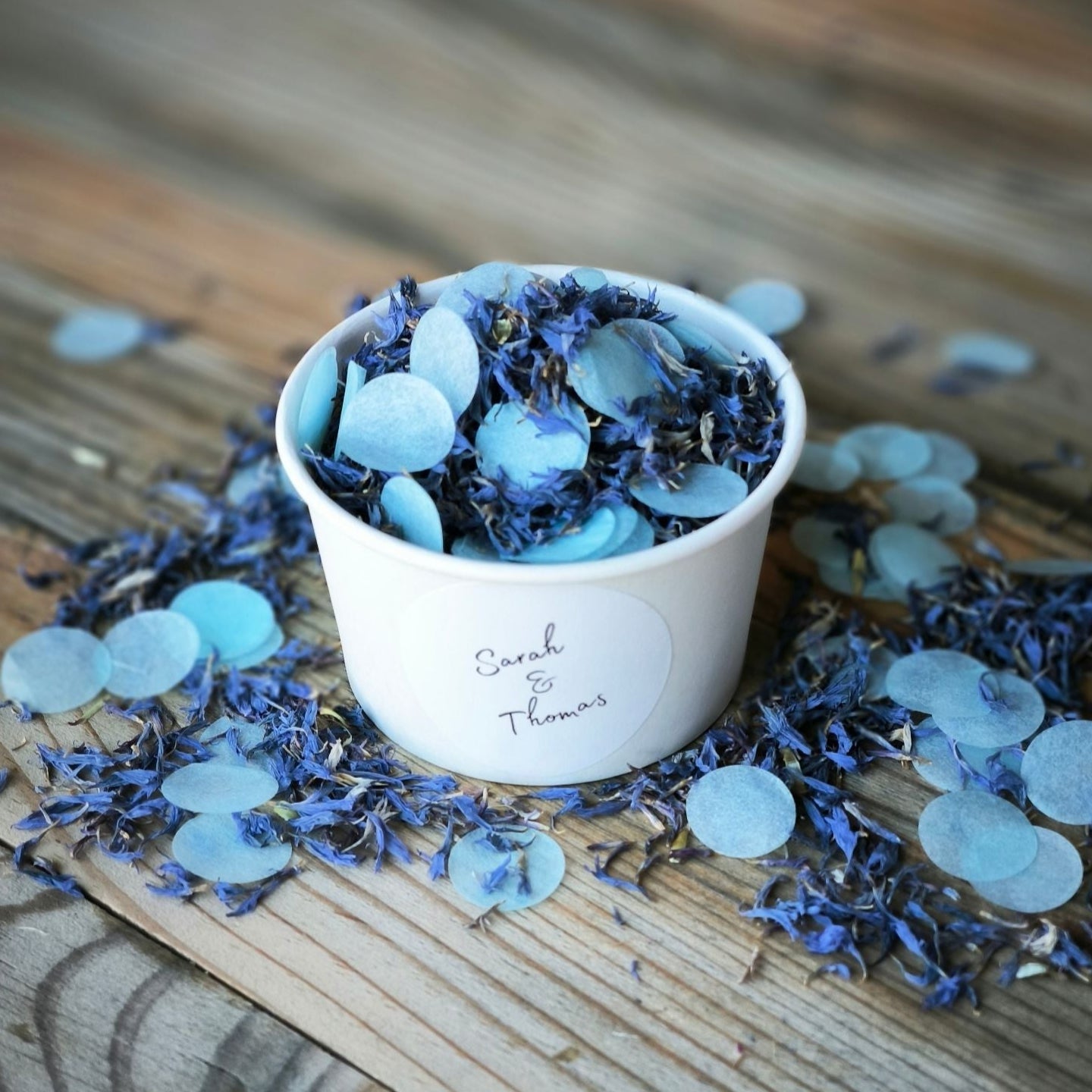 Blütenkonfetti Iced Blue mit hellblauen Seidenpapierpunkten in weißen Bechern mit Layout 5