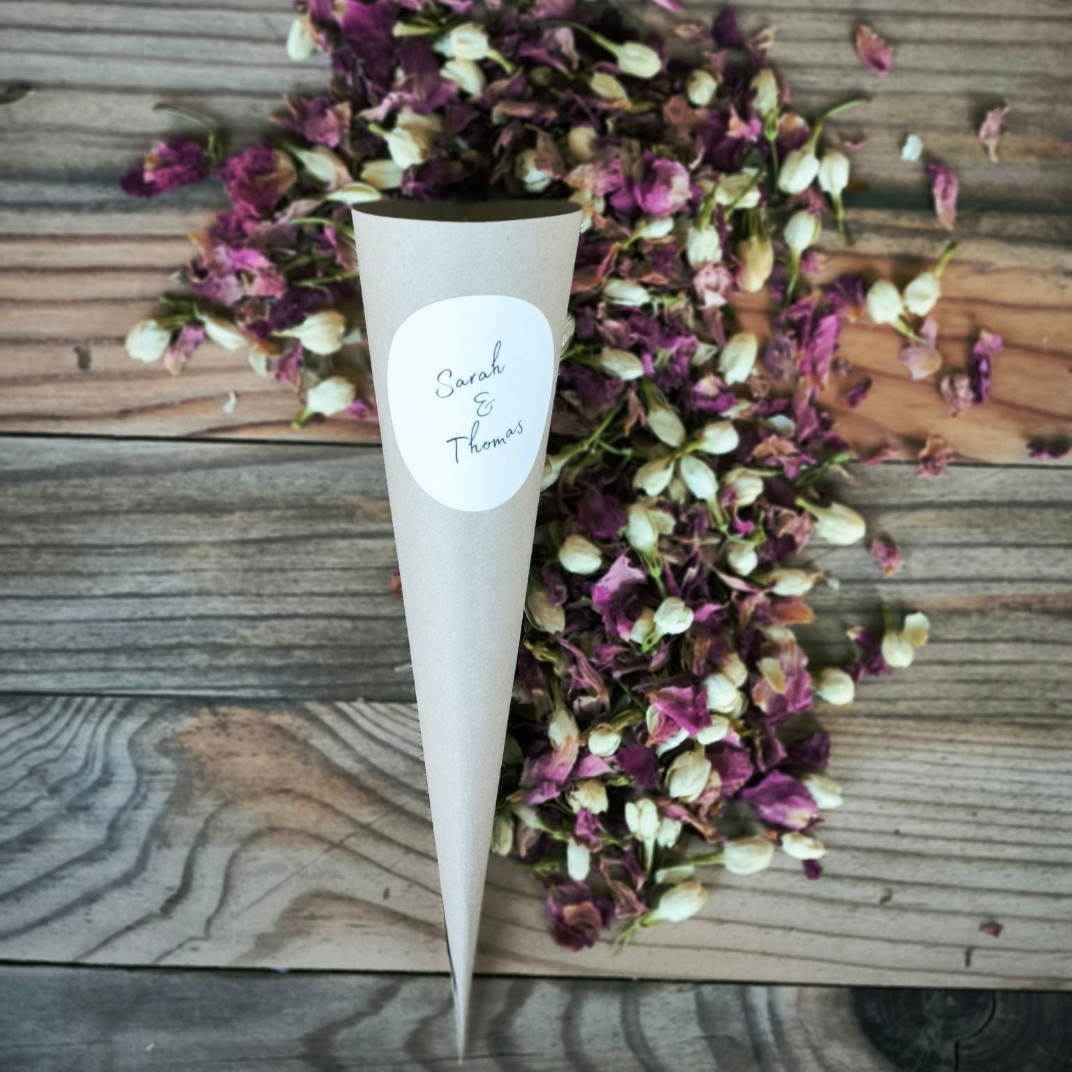 Blütenkonfetti Pink Ivory in Cones mit Layout 5