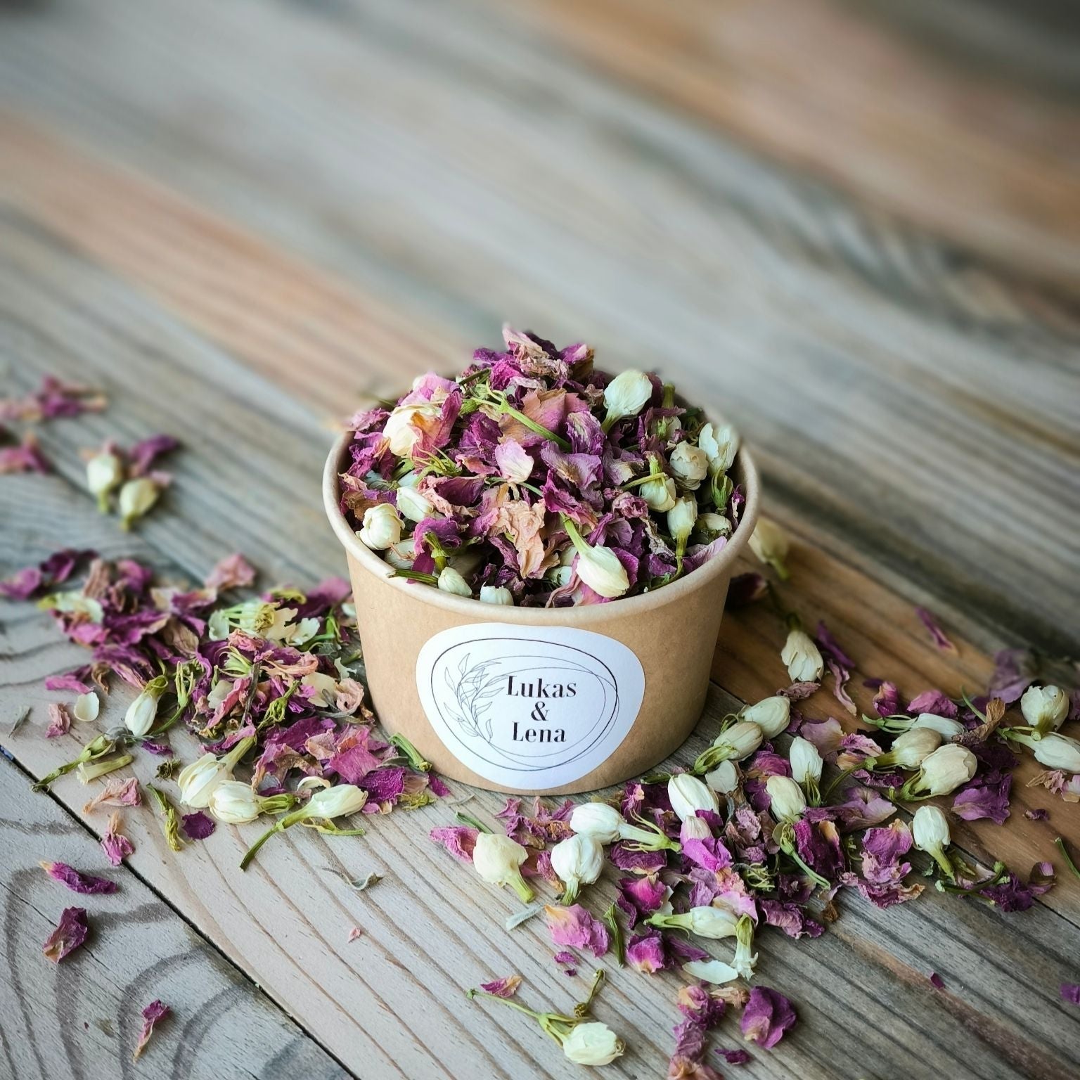 Blütenkonfetti Pink Ivory in braunen Bechern mit Layout 1