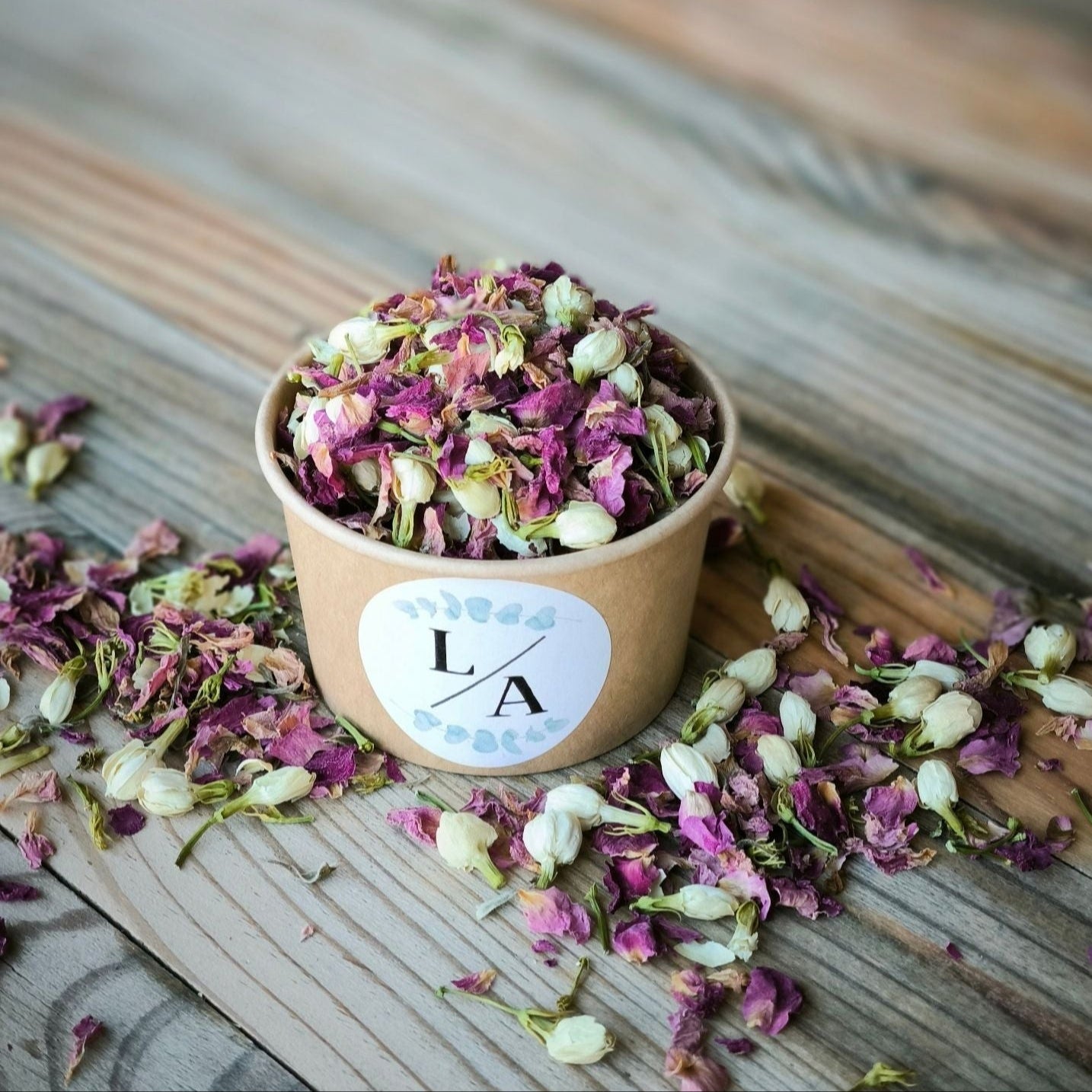 Blütenkonfetti Pink Ivory in braunen Bechern mit Layout 3