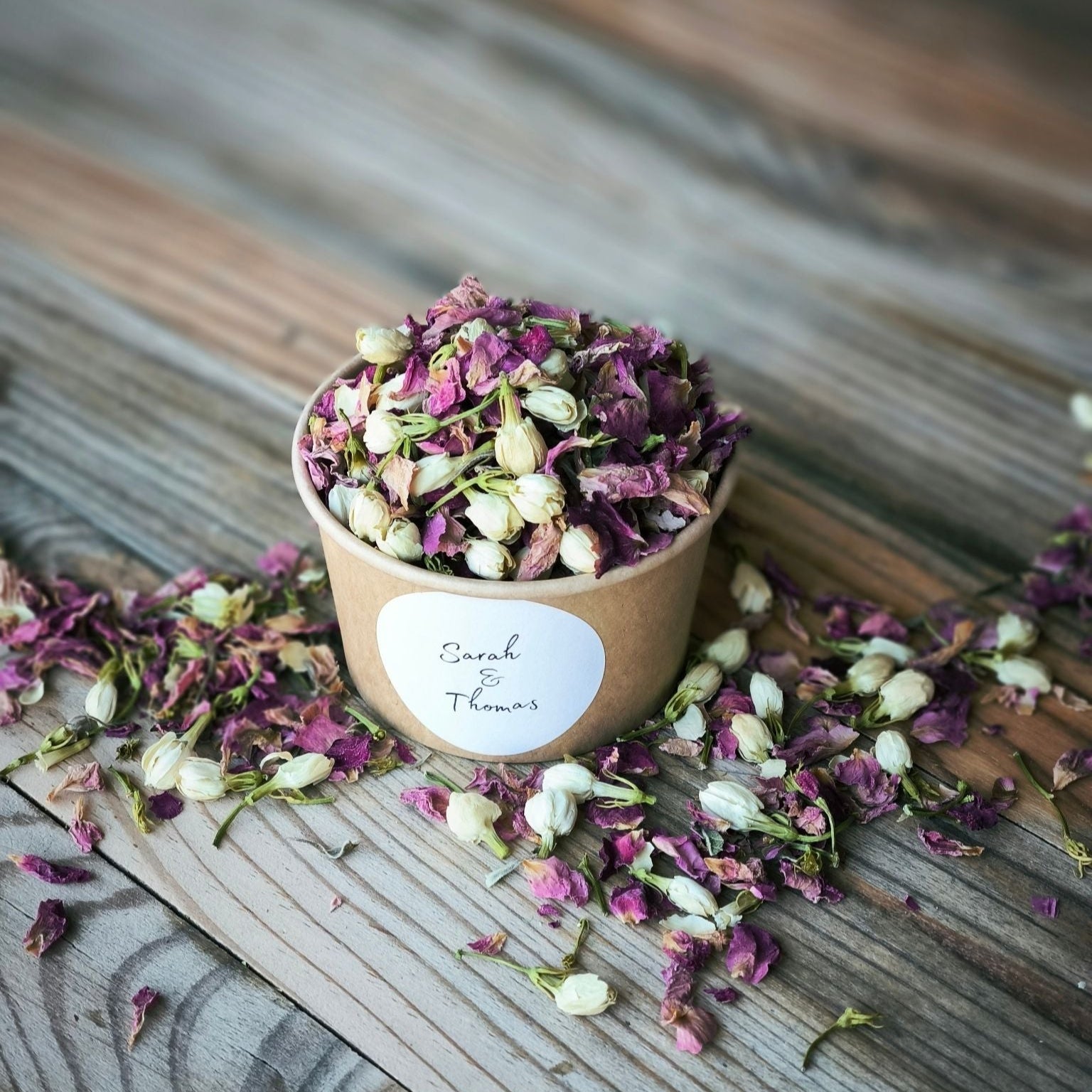 Blütenkonfetti Pink Ivory in braunen Bechern Layout 5