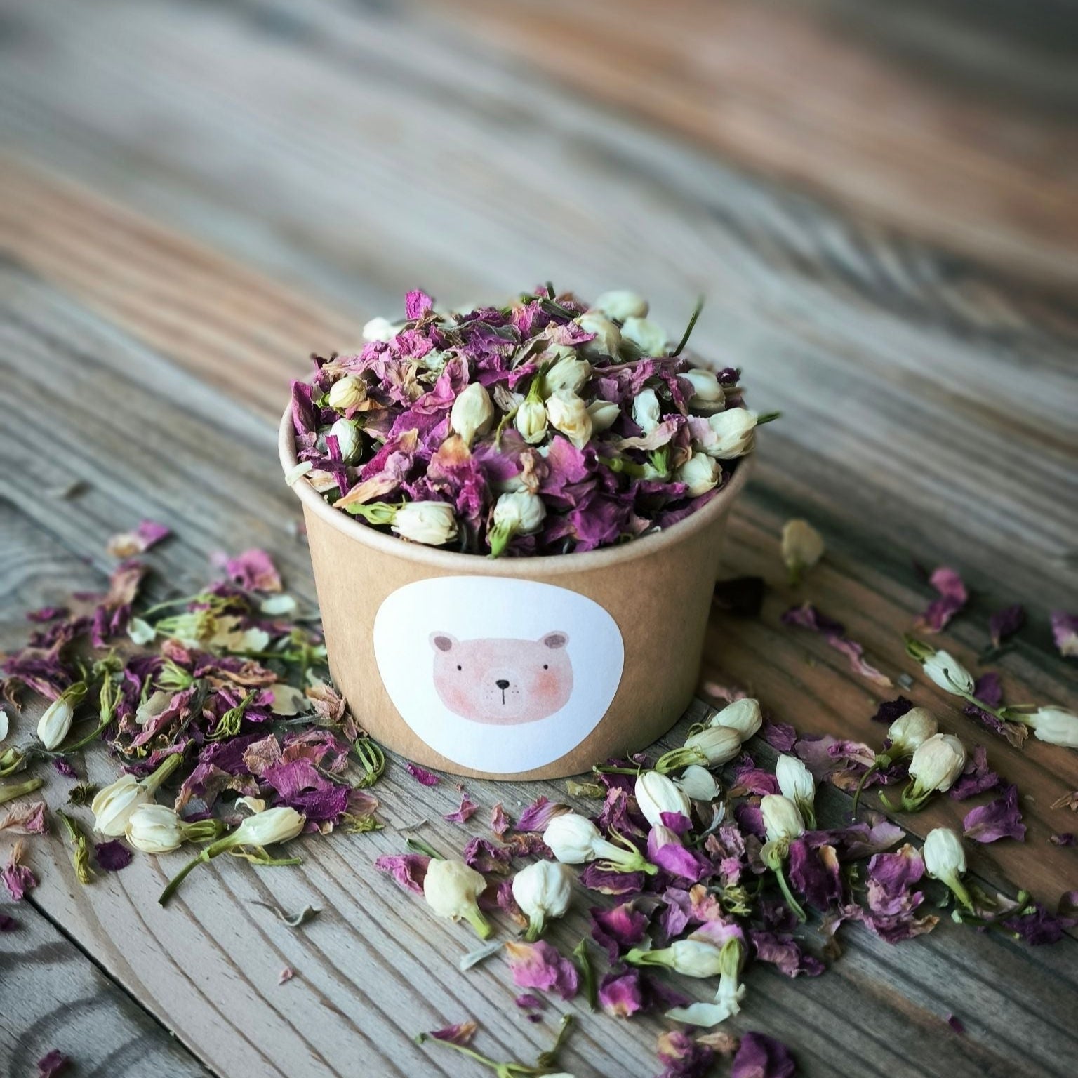 Blütenkonfetti Pink Ivory in braunen Bechern mit Layout 9