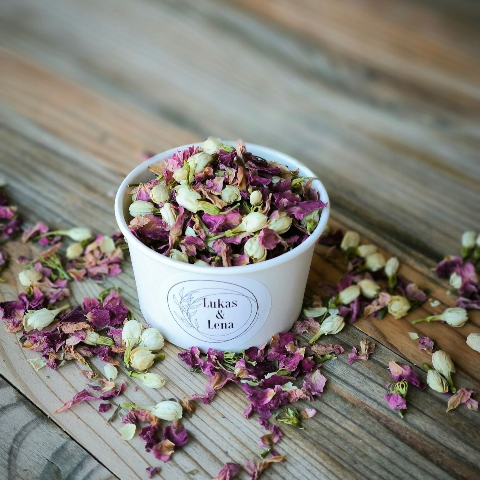 Blütenkonfetti Pink Ivory in weißen Bechern mit Layout 1