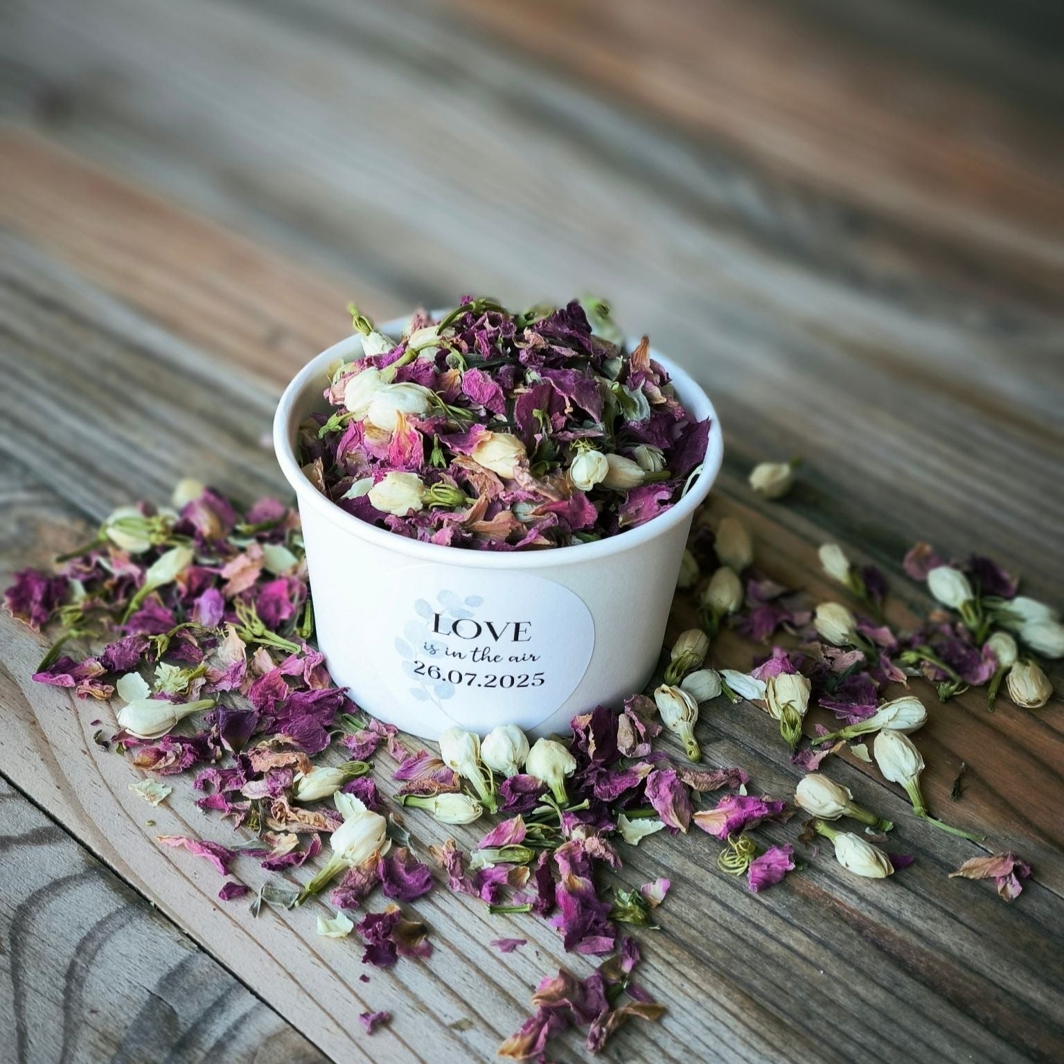 Blütenkonfetti Pink Ivory in weißen Bechern mit Layout 2