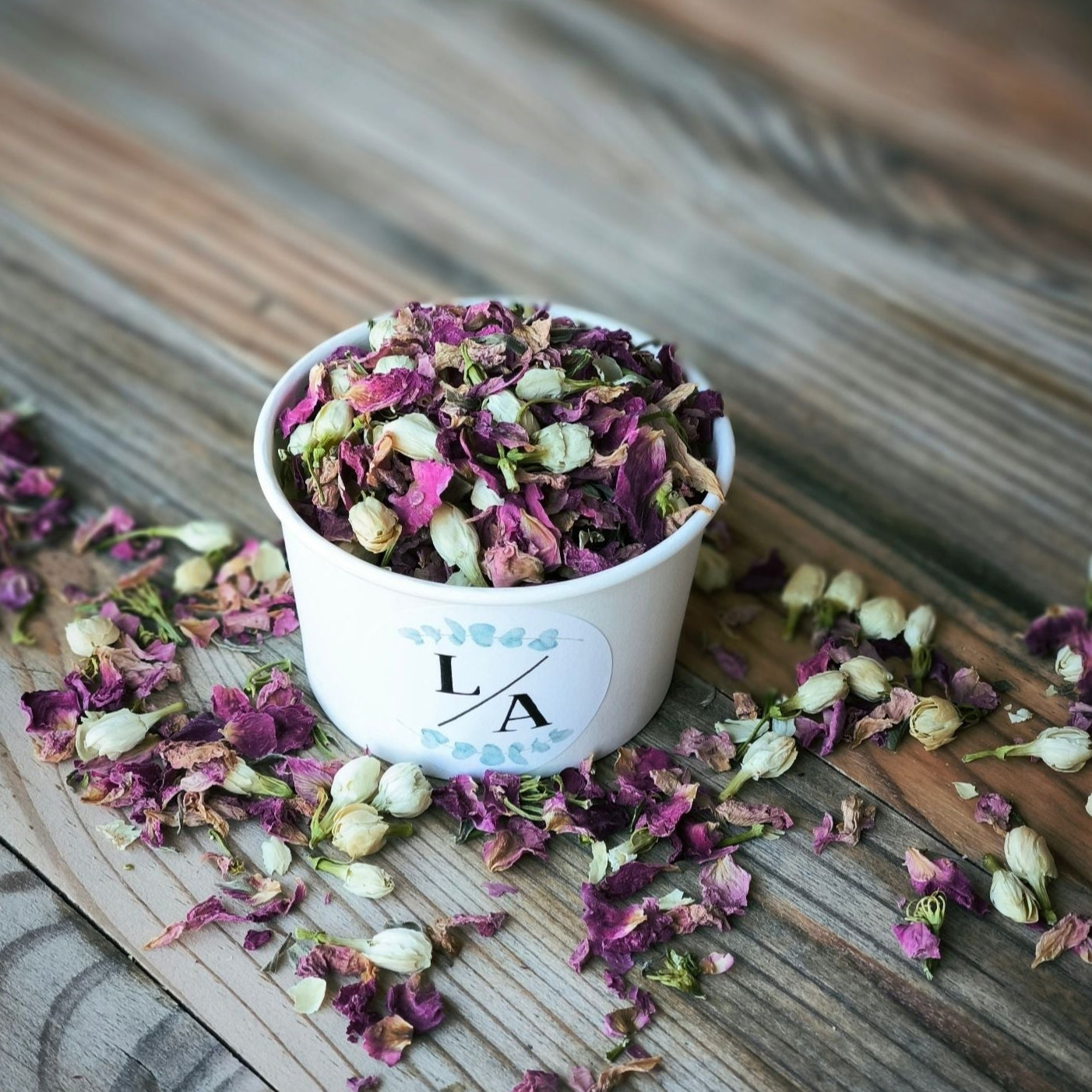 Blütenkonfetti Pink Ivory in weißen Bechern mit Layout 3