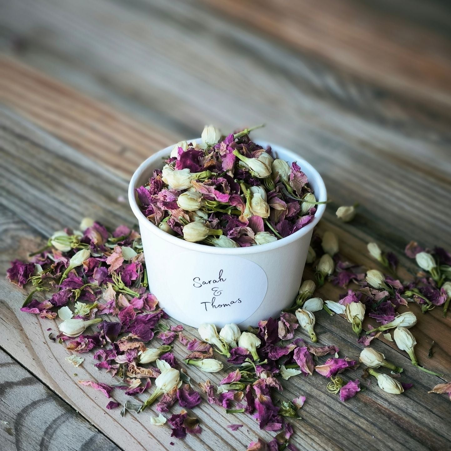 Blütenkonfetti Pink Ivory in weißen Bechern mit Layout 5