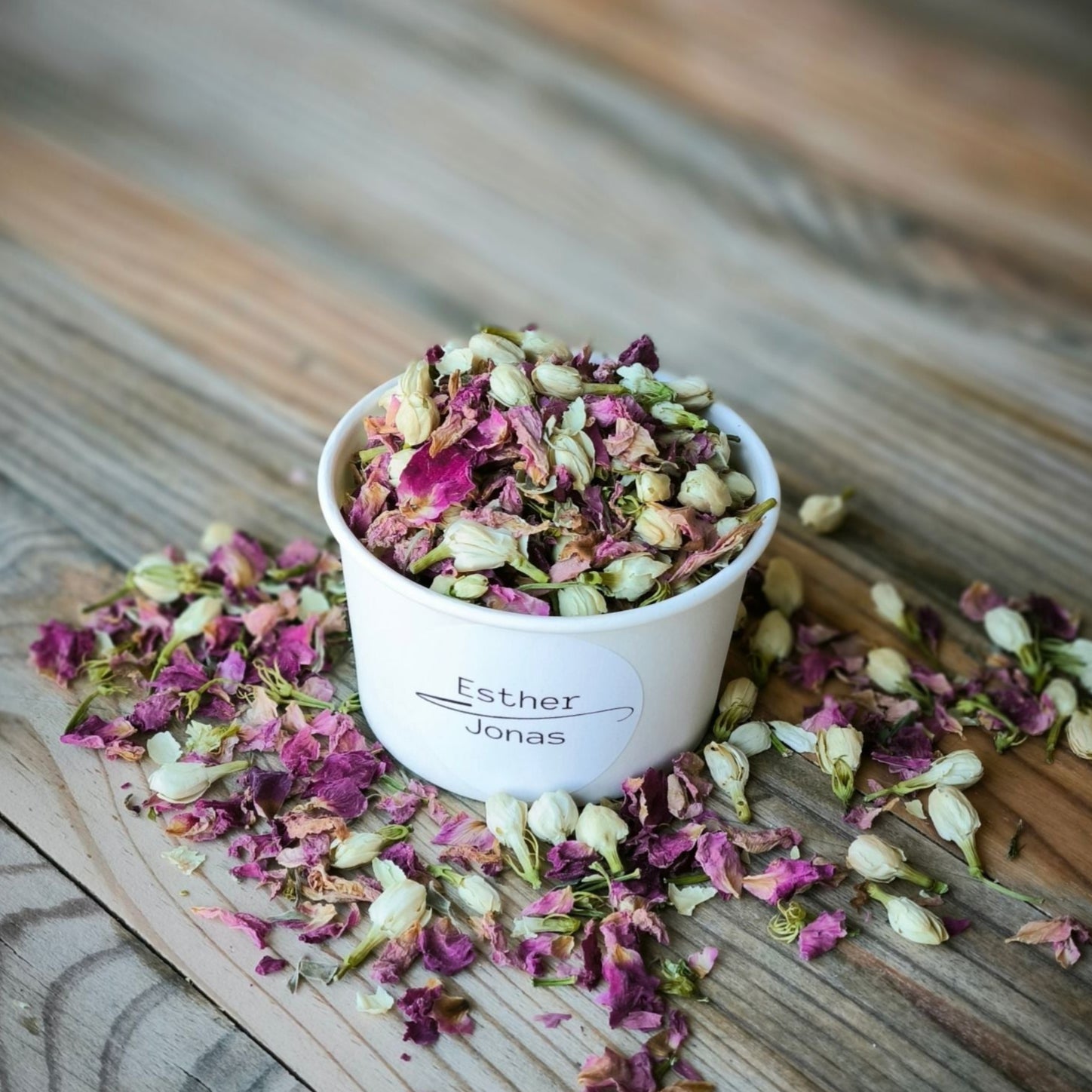 Blütenkonfetti Pink Ivory in weißen Bechern mit Layout 6