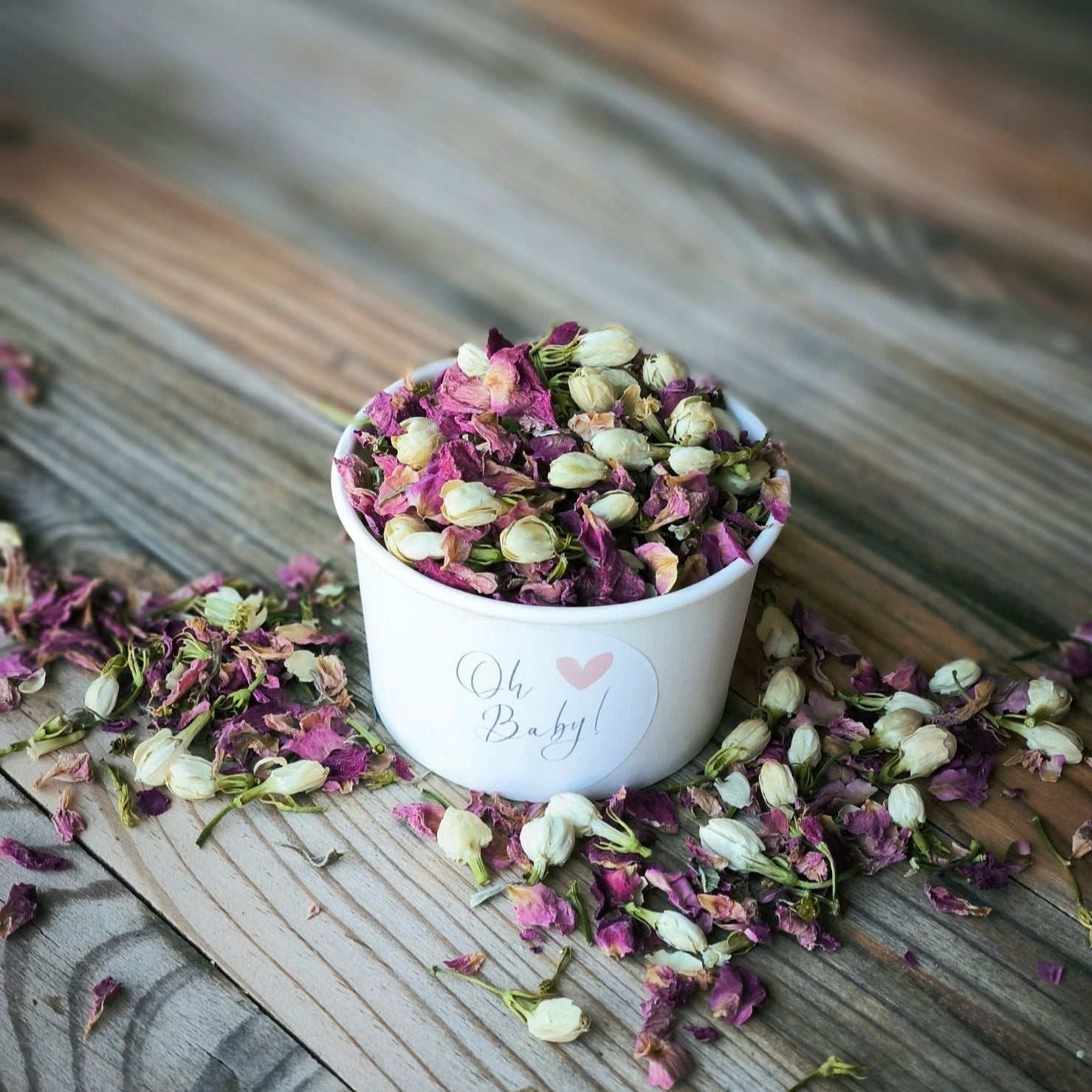 Blütenkonfetti Pink Ivory in weißen Bechern mit Layout 7