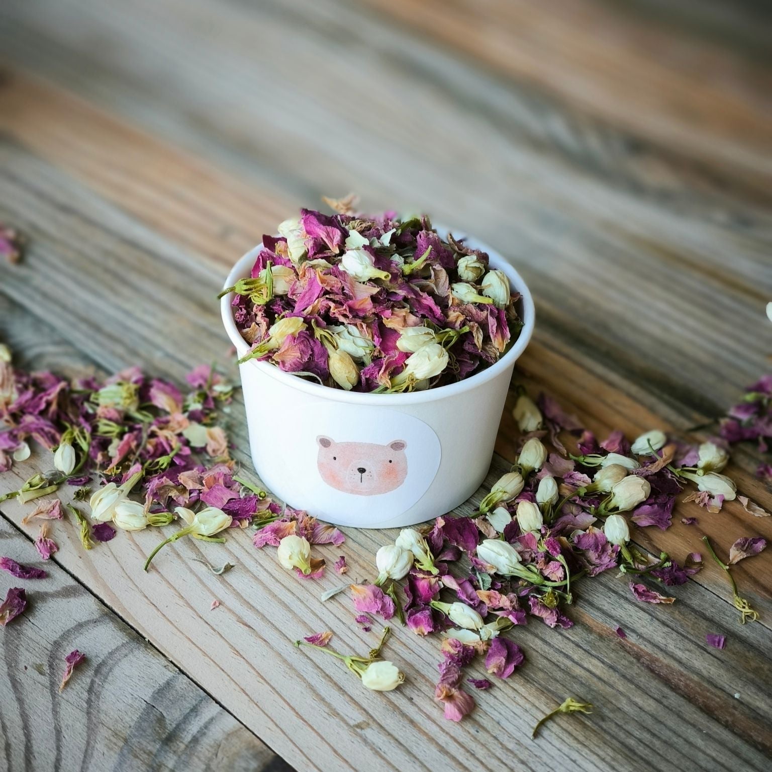 Blütenkonfetti Pink Ivory in weißen Bechern mit Layout 9