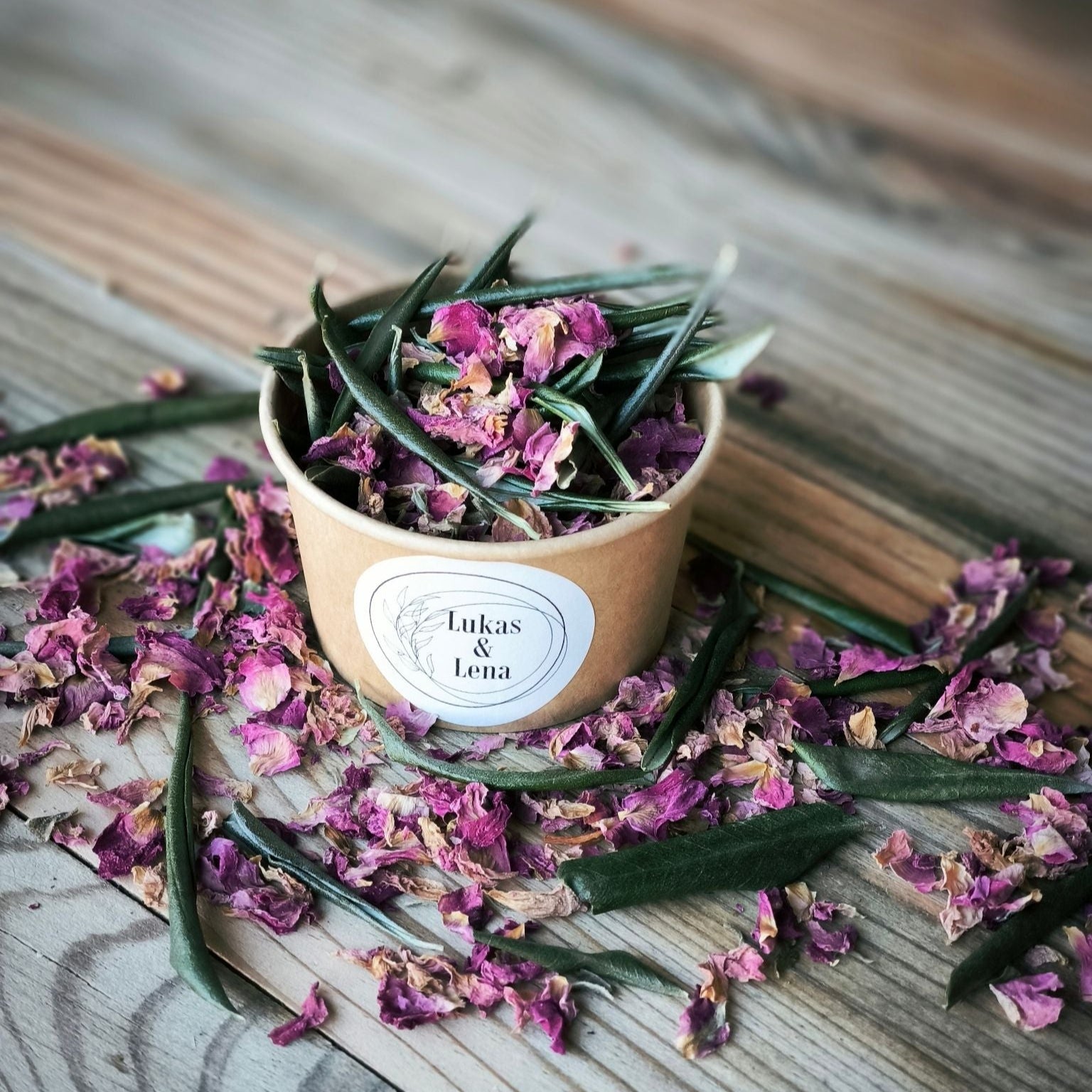 Blütenkonfetti Pink Olive in braunen Bechern mit Layout 1