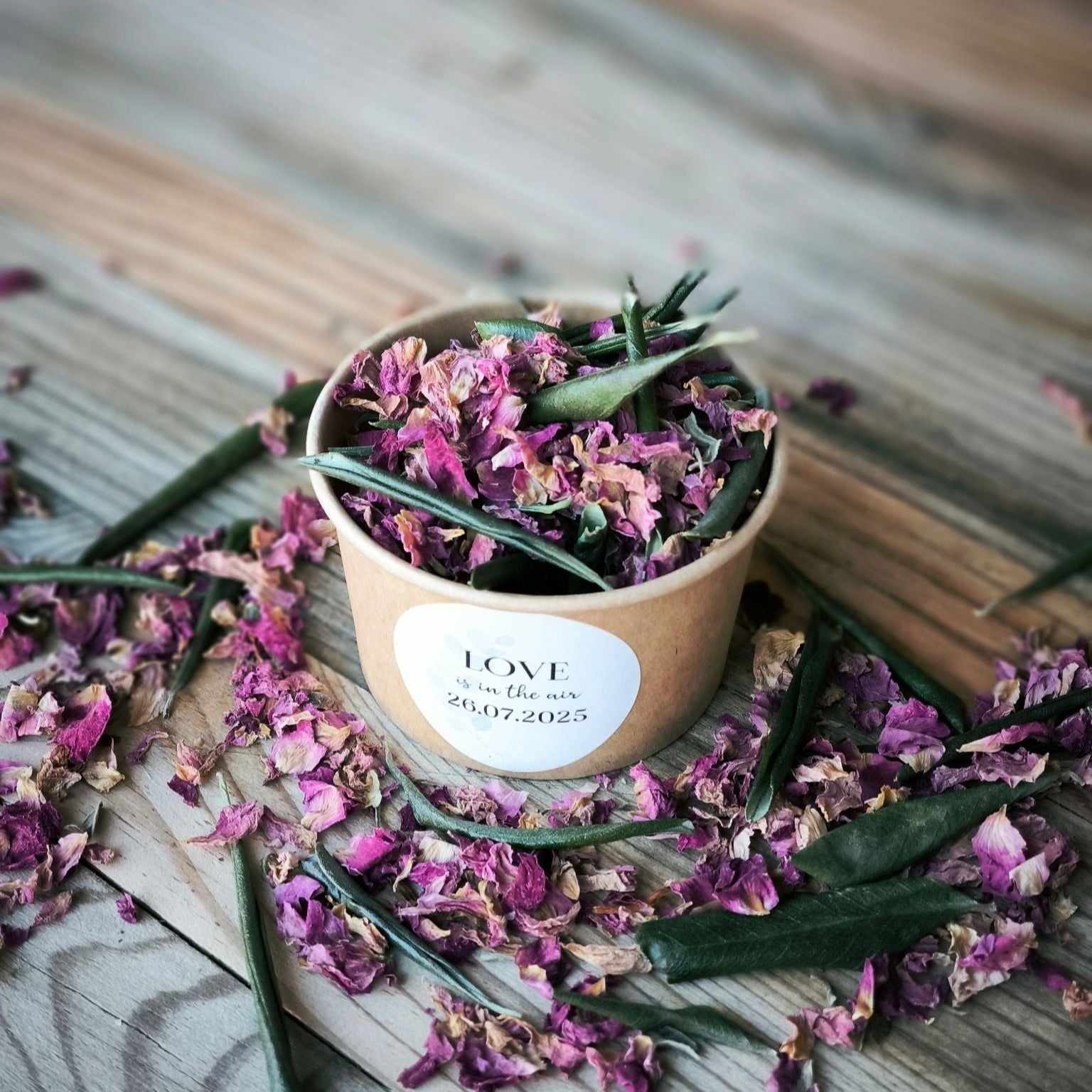 Blütenkonfetti Pink Olive in braunen Bechern mit Layout 2