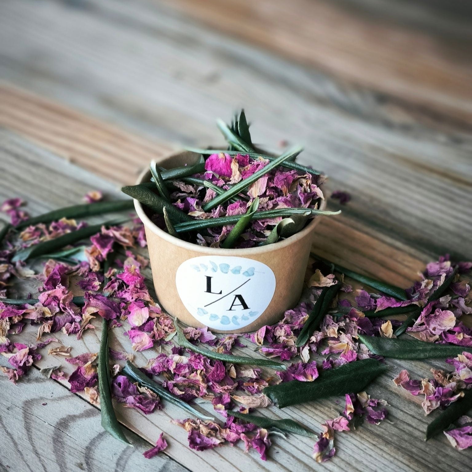 Blütenkonfetti Pink Olive in braunen Bechern mit Layout 3