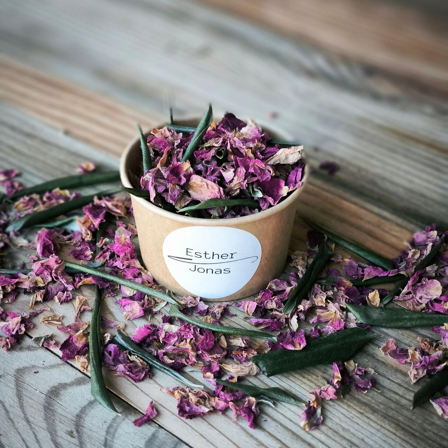 Blütenkonfetti Pink Olive in braunen Bechern mit Layout 6