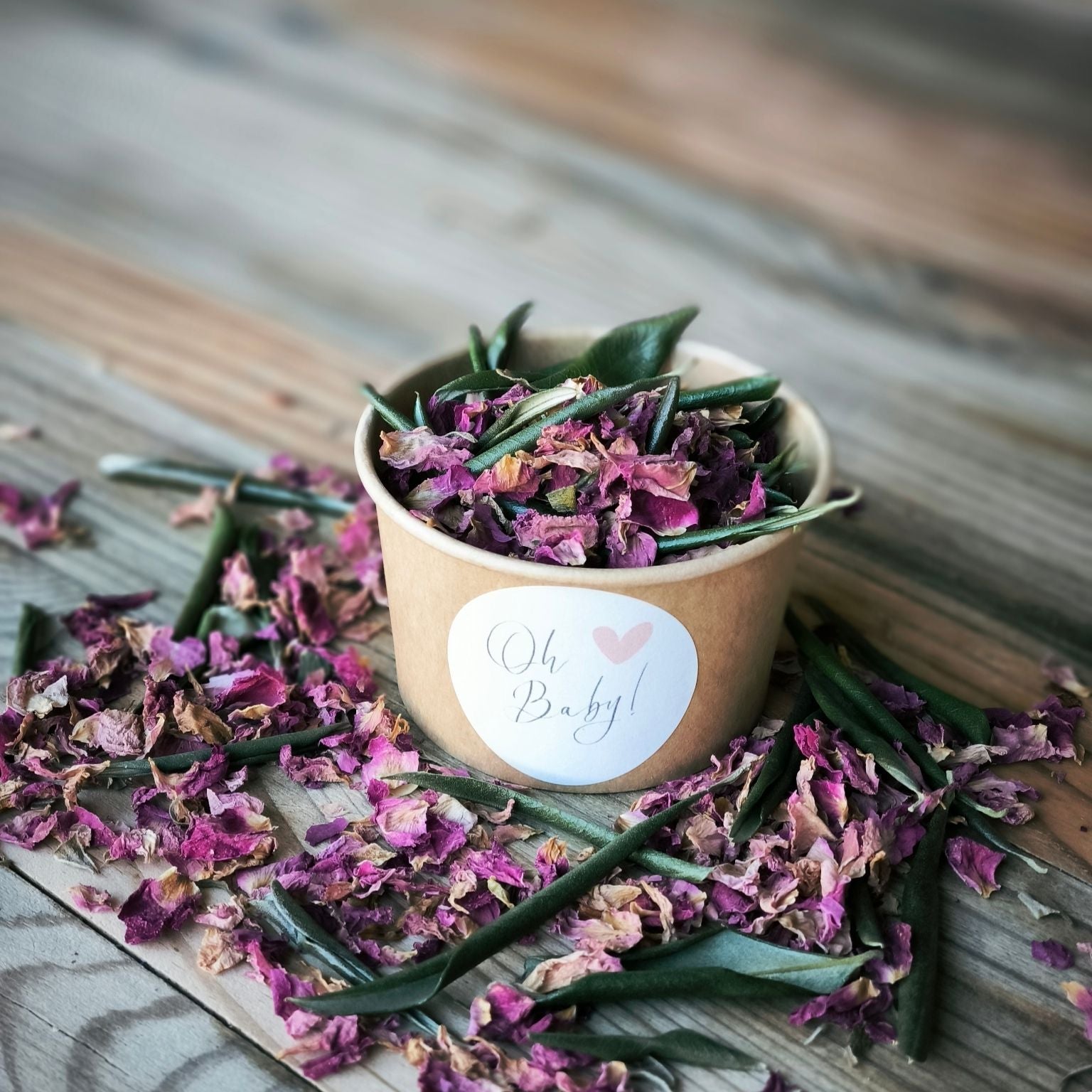 Blütenkonfetti Pink Olive in braunen Bechern Layout 7