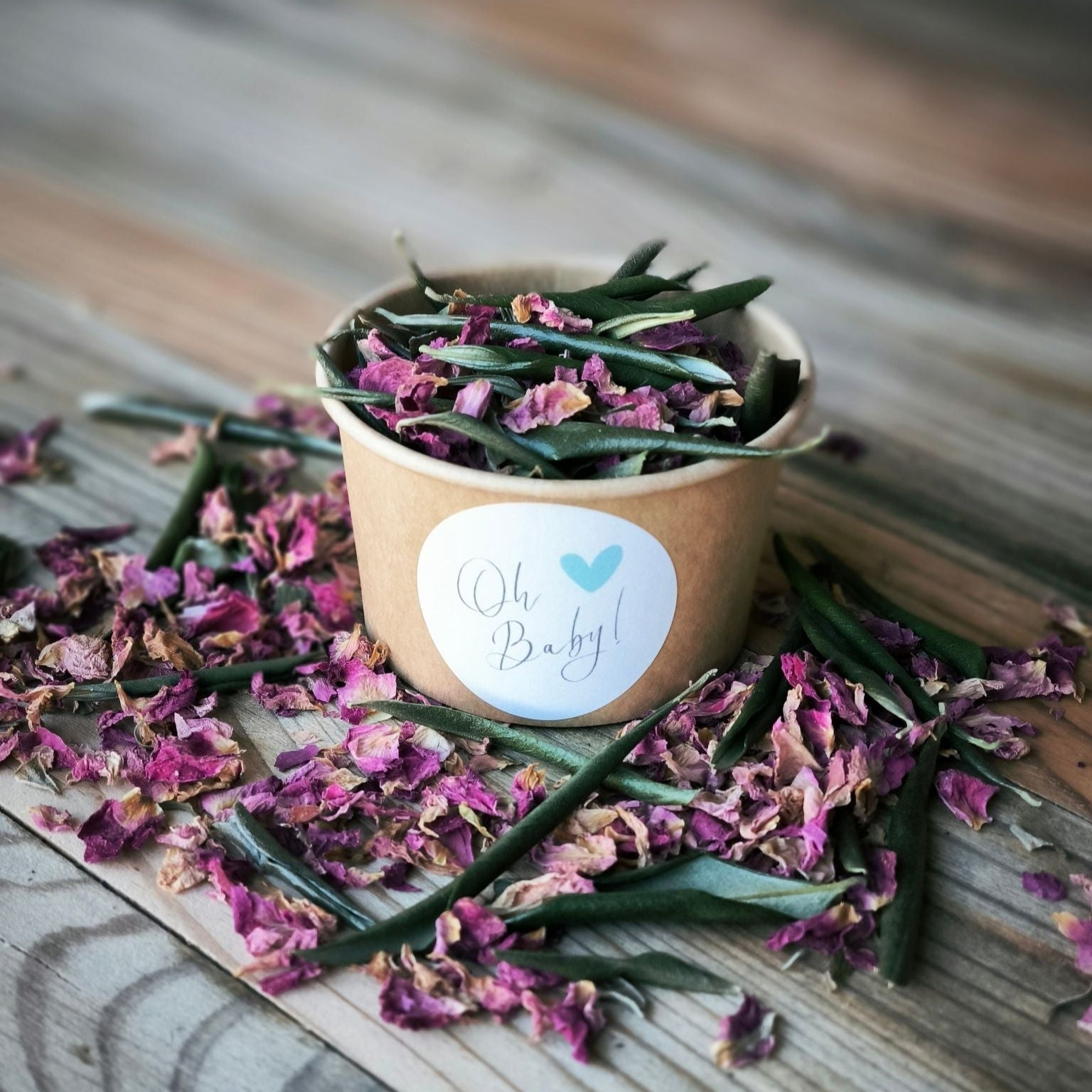 Blütenkonfetti Pink Olive in braunen Bechern mit Layout 8