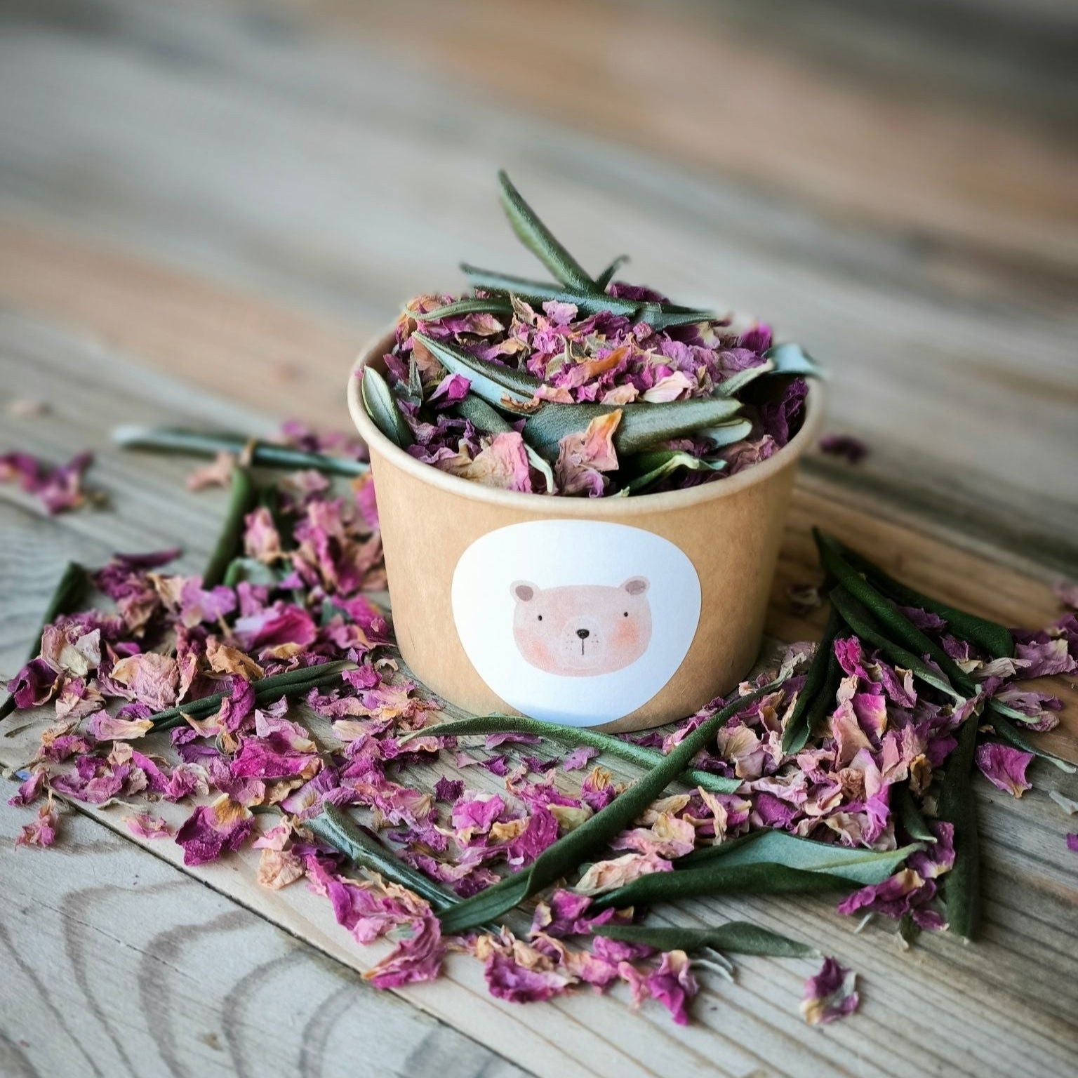 Blütenkonfetti Pink Olive in braunen Bechern mit Layout 9