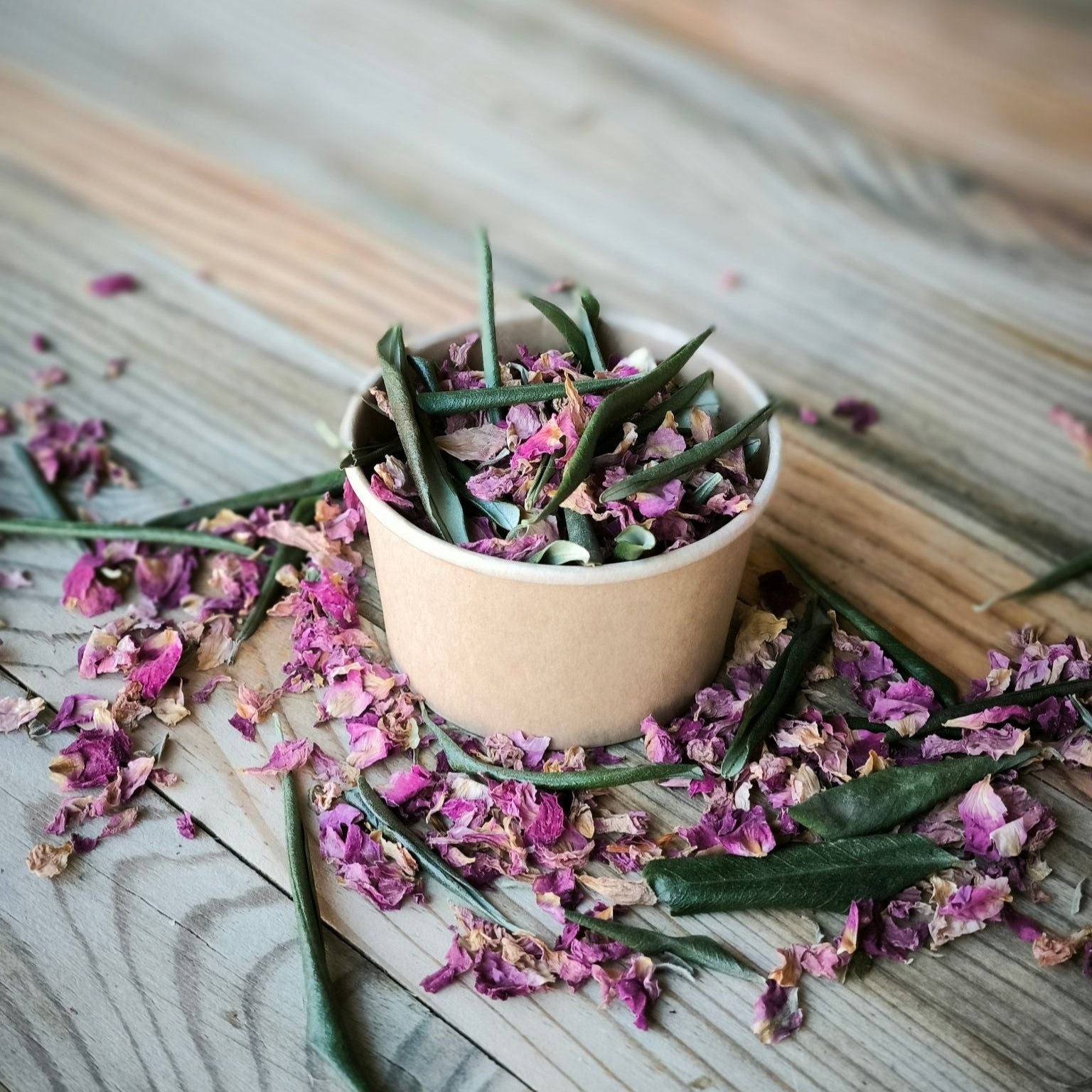 Blütenkonfetti Pink Olive in braunen Bechern kein Sticker