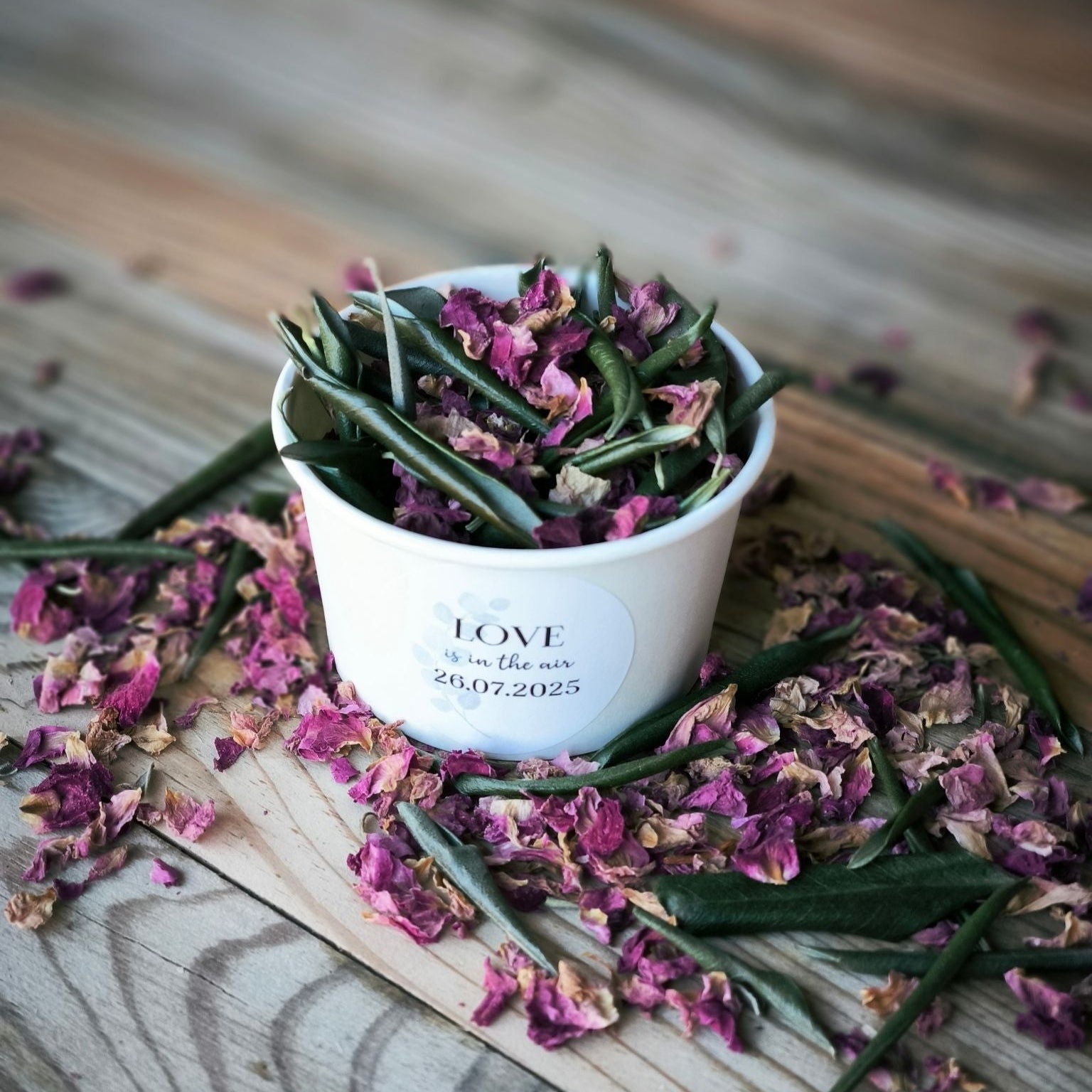 Blütenkonfetti Pink Olive in weißen Bechern mit Layout 2