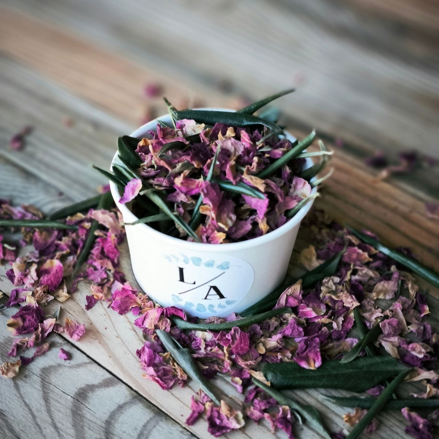 Blütenkonfett Pink Olive in weißen Bechern Layout 3