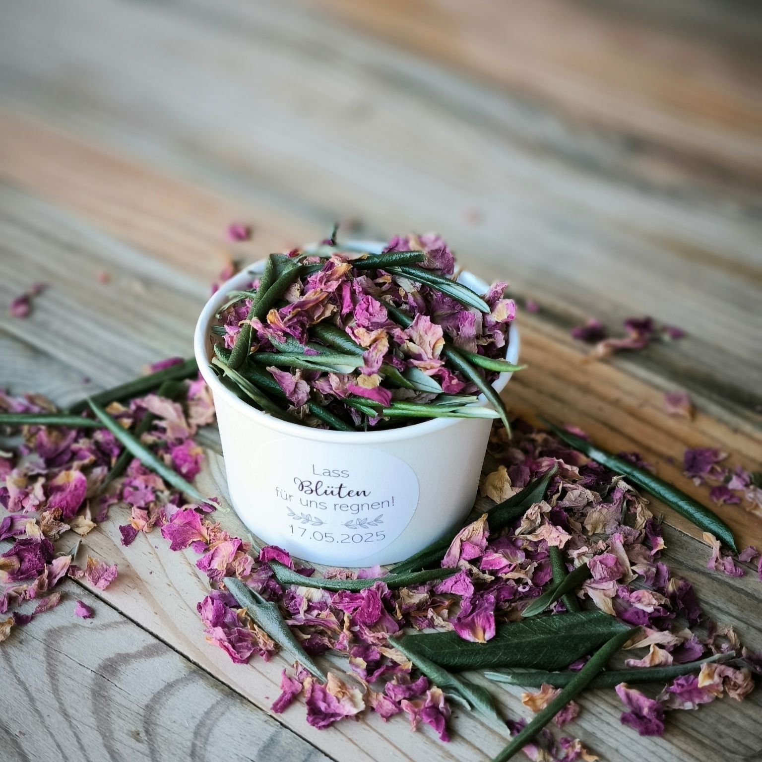 Blütenkonfetti Pink Olive in weißen Bechern mit Layout 4