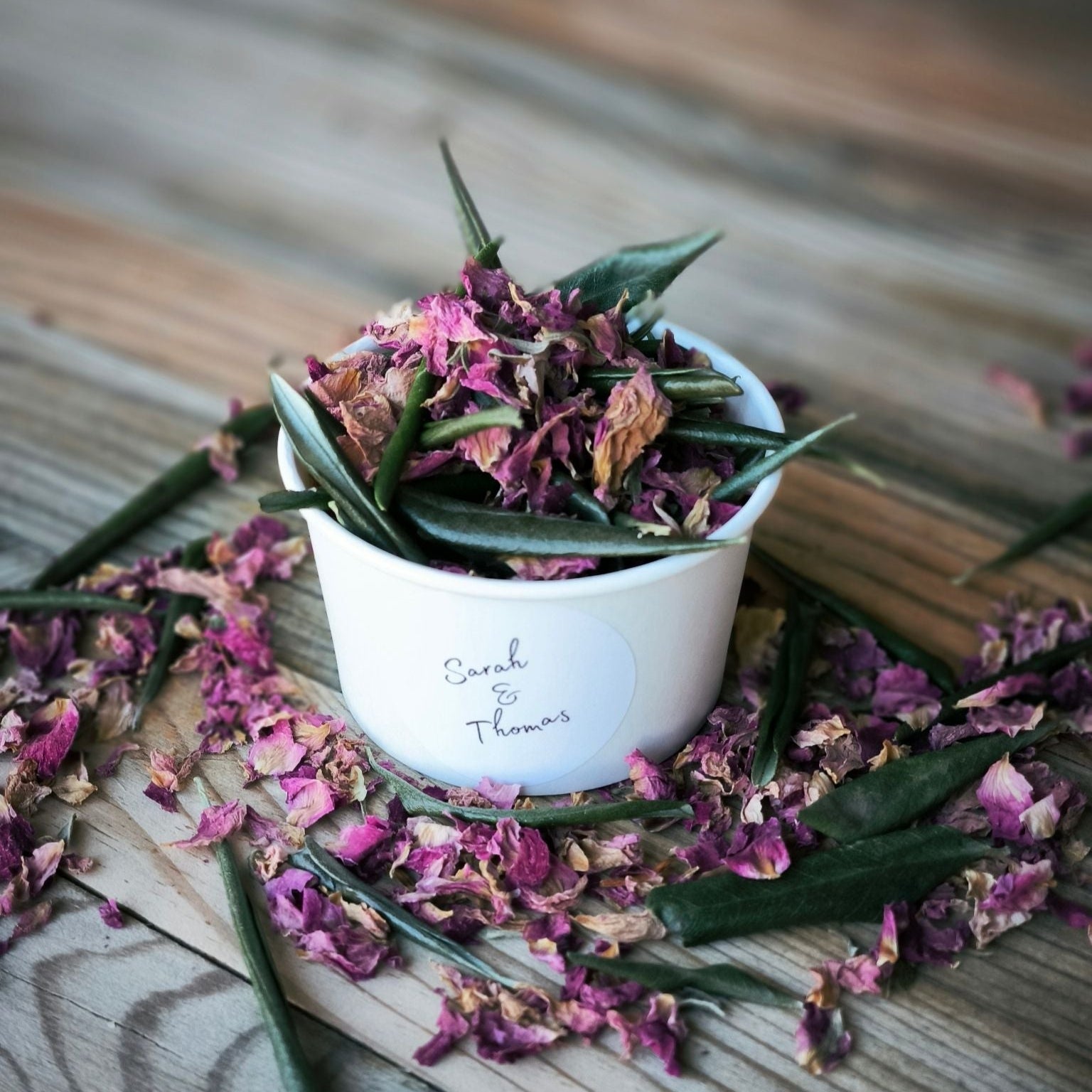 Blütenkonfetti Pink Olive in weißen Bechern mit Layout 5