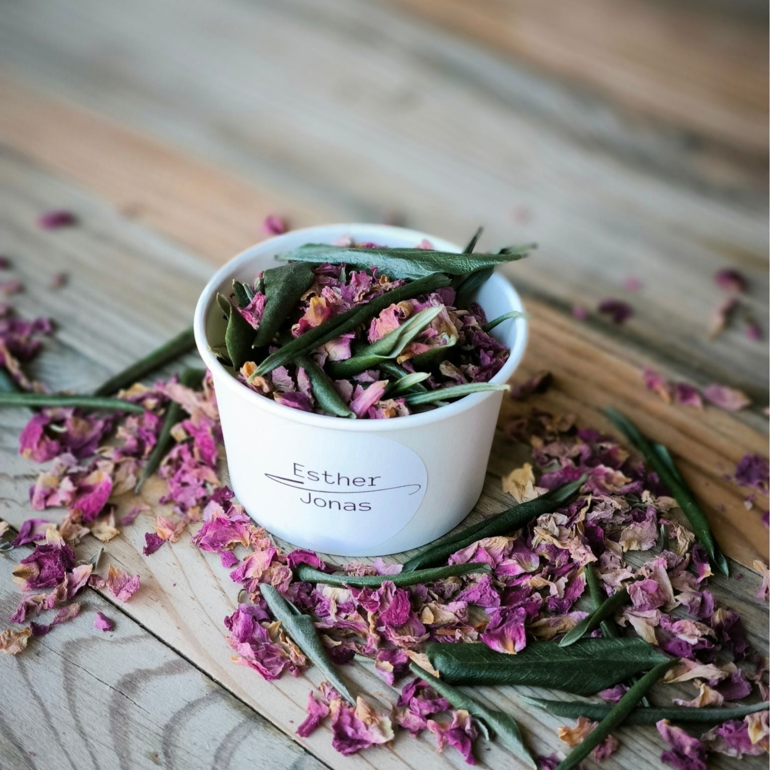 Blütenkonfetti Pink Olive in weißen Bechern Layout 6