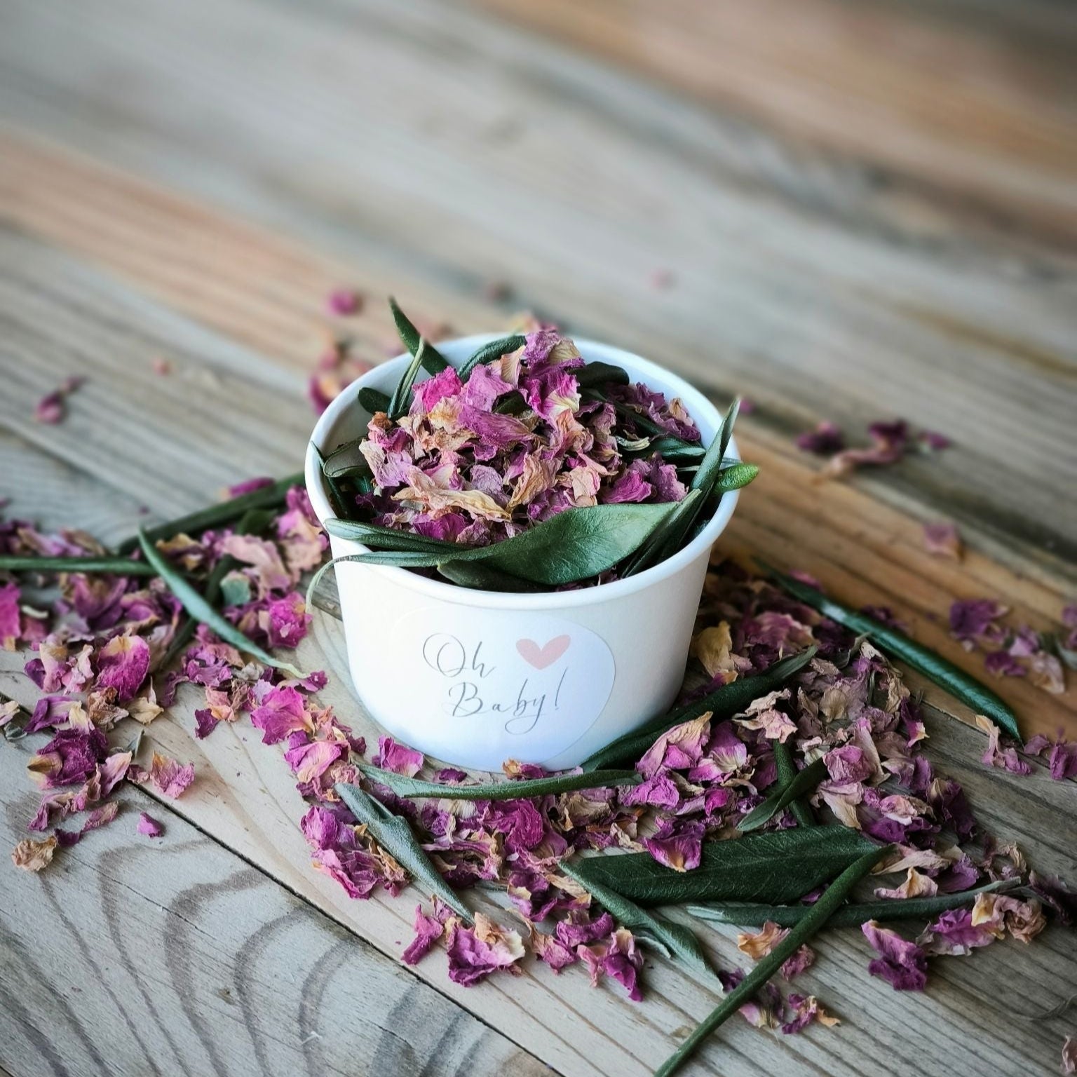 Blütenkonfett Pink Olive in weißen Bechern mit Layout 7