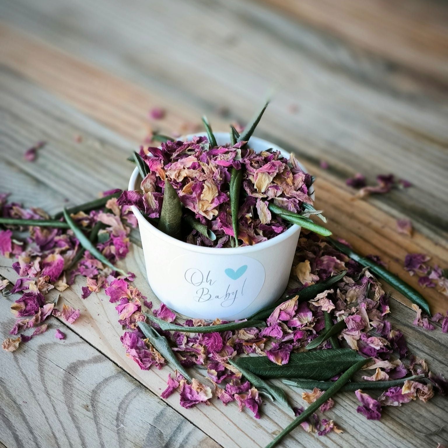 Blütenkonfetti Pink Olive in weißen Bechern mit Layout 8