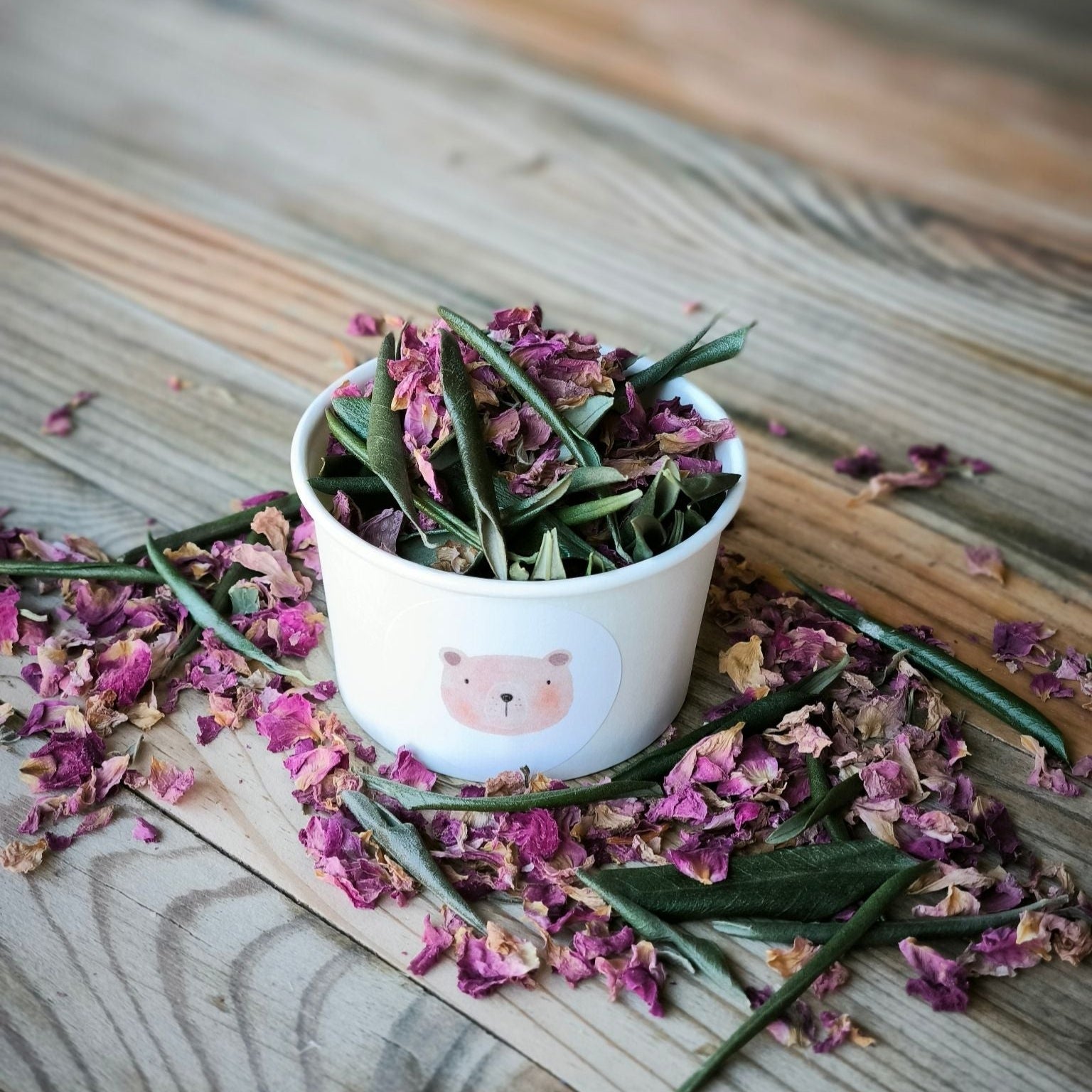 Blütenkonfetti Pink Olive in weißen Bechern mit Layout 9