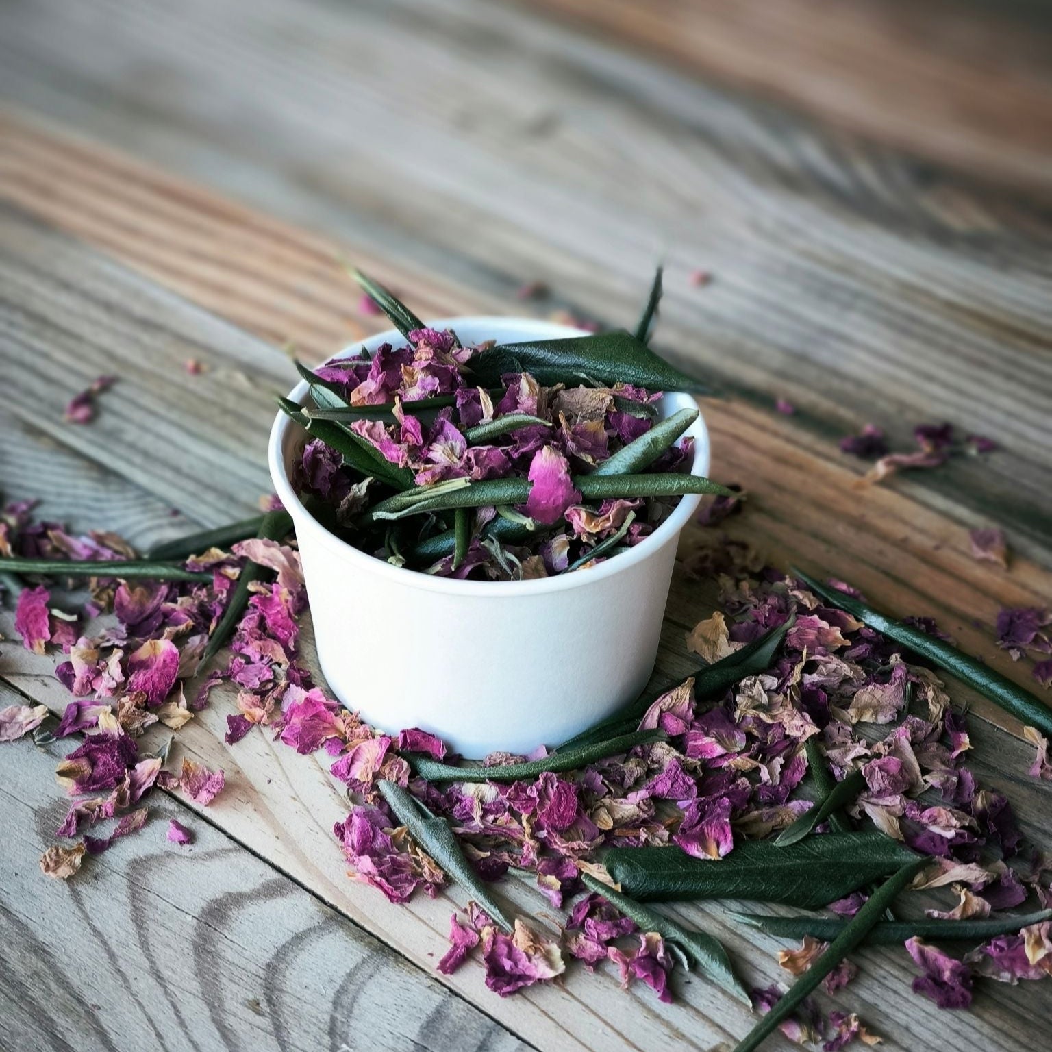 Blütenkonfetti Pink Olive in weißen Bechern kein Sticker