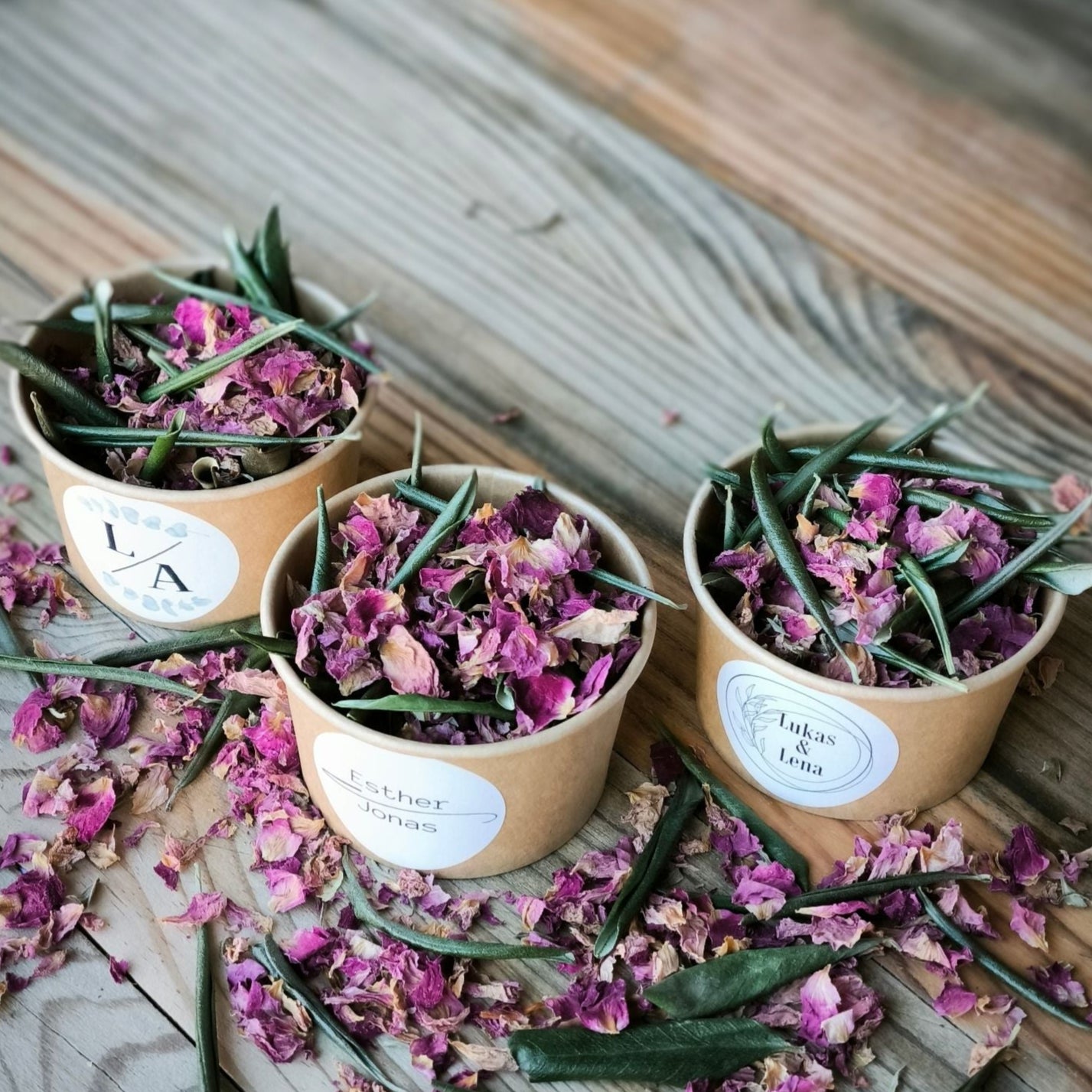 Blütenkonfetti Pink Olive in braunen Bechern