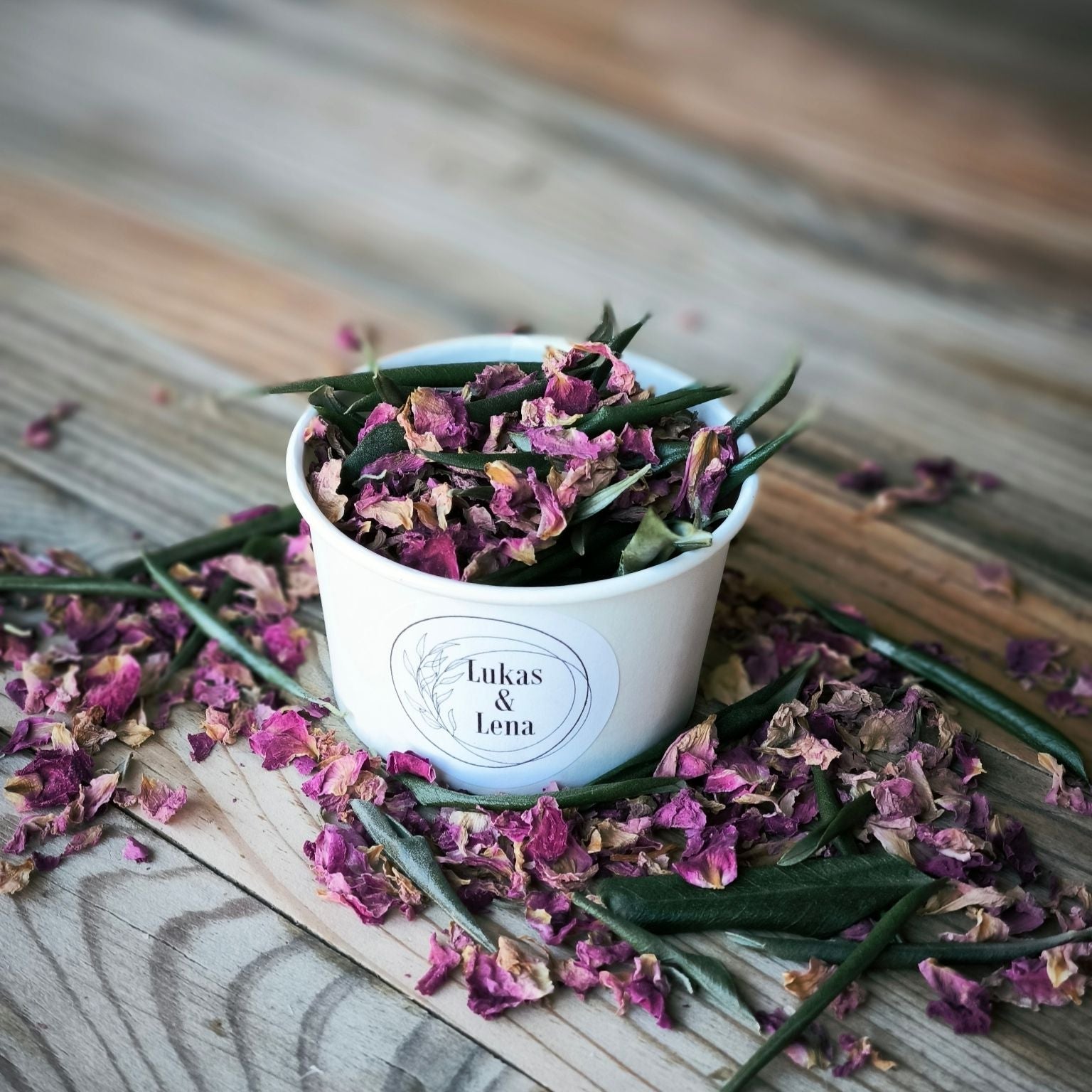 Blütenkonfetti Pink Olive in weißen Bechern mit Layout 1