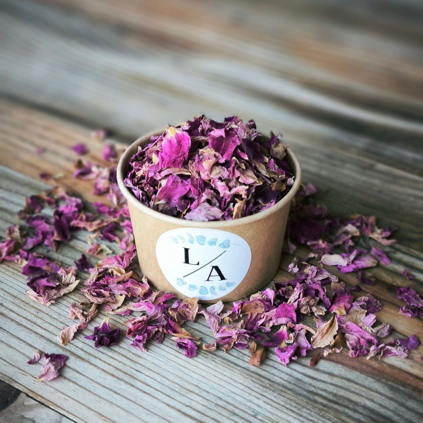 Blütenkonfetti Pink Romance in braunen Bechern mit Layout 3