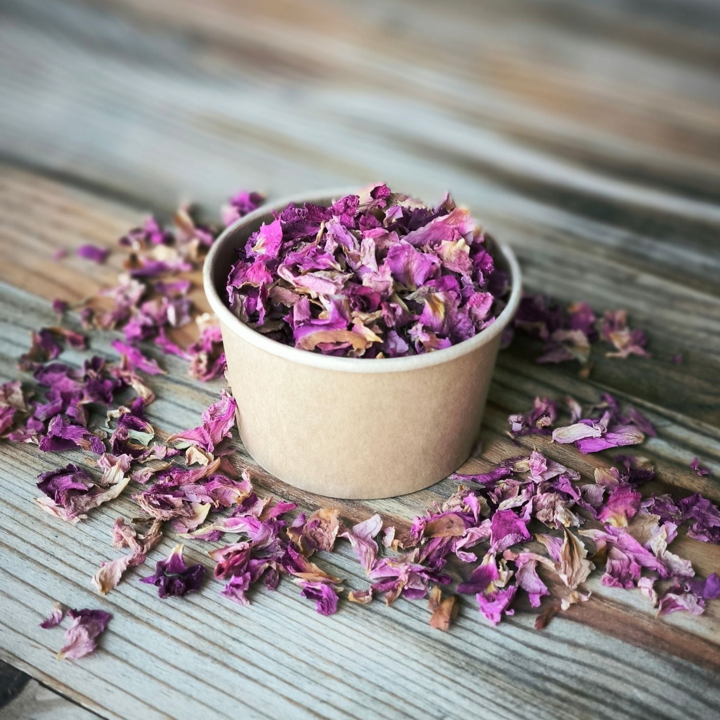 Blütenkonfetti Pink Romance in braunen Bechern kein Sticker