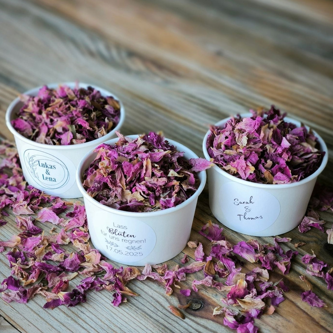 Blütenkonfetti Pink Romance in weißen Bechern