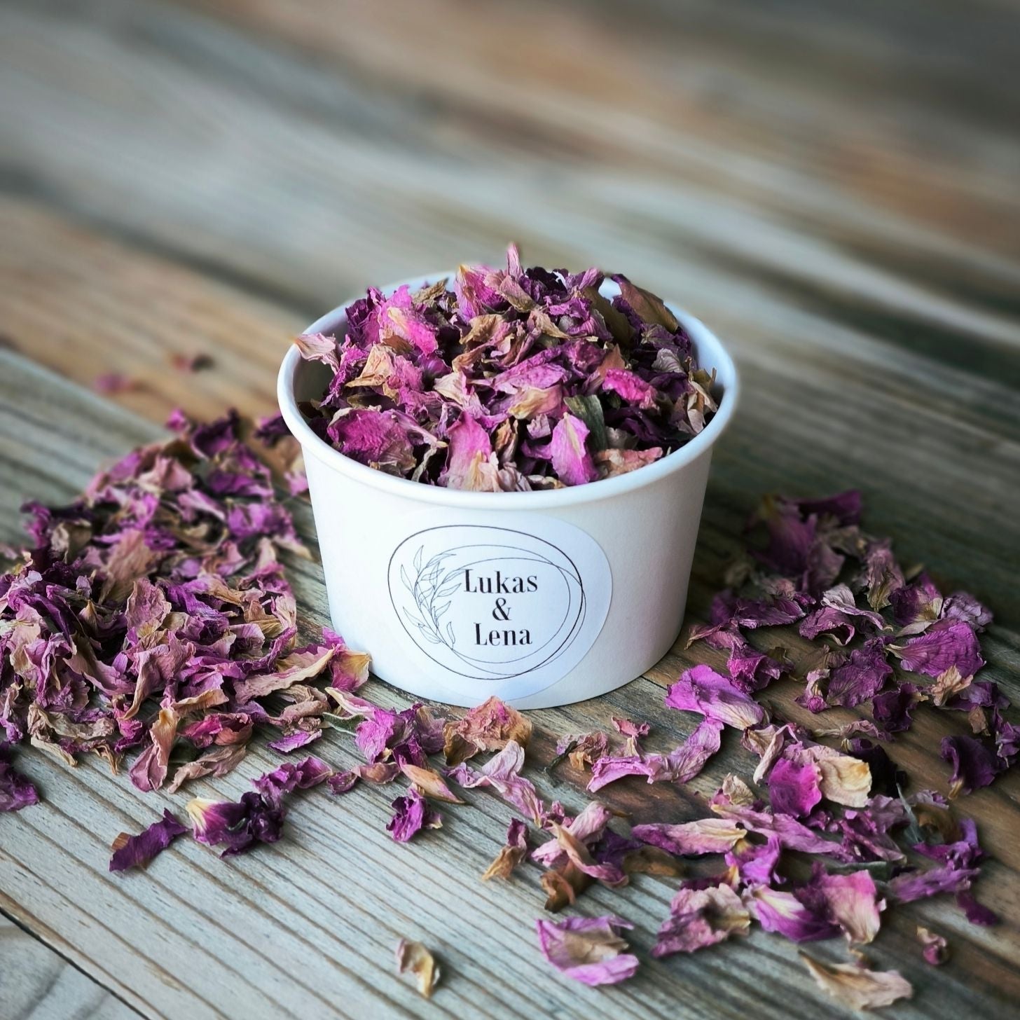 Blütenkonfetti Pink Romance in weißen Bechern mit Layout 1